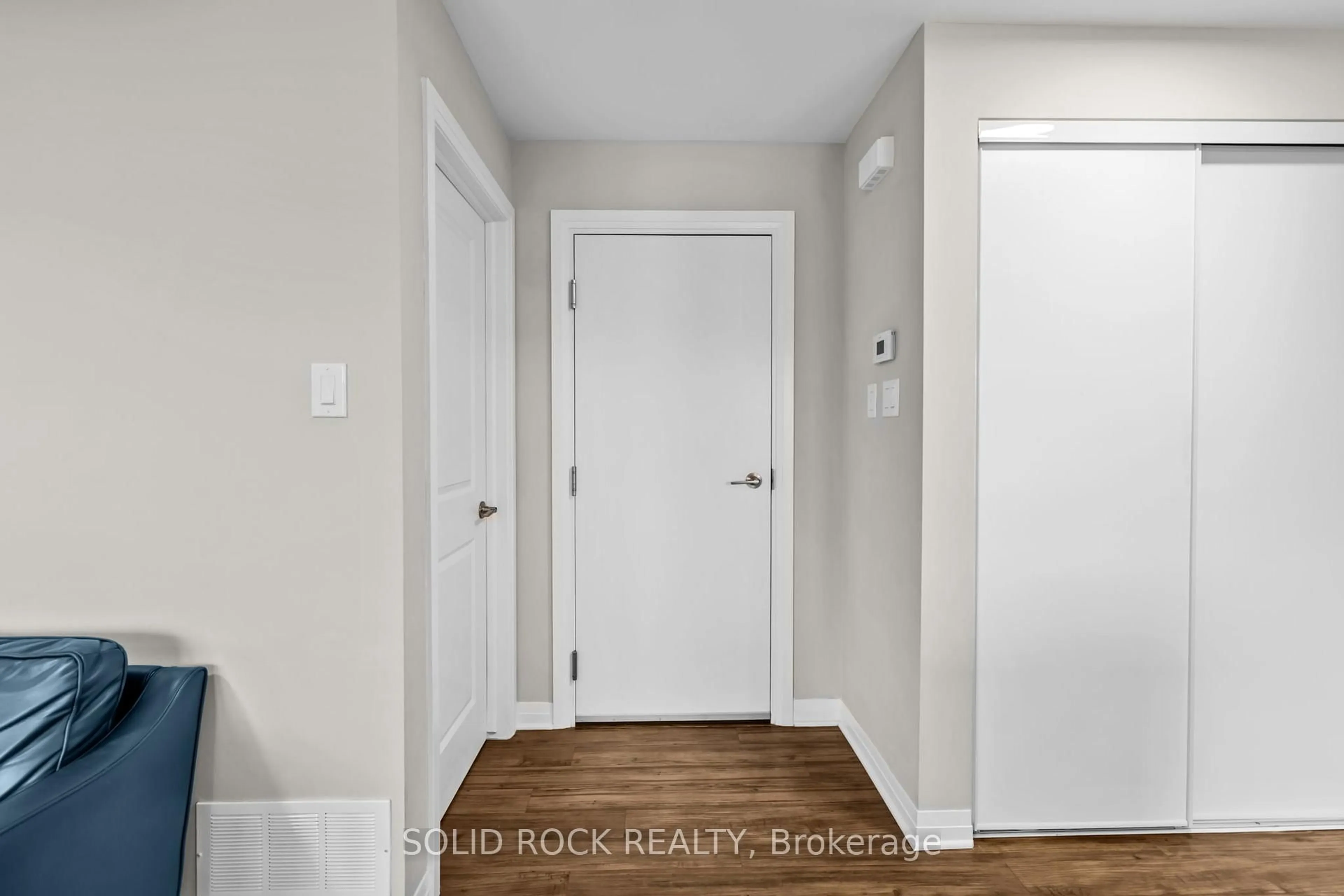 Indoor entryway for 442 Via Verona Ave #B, Ottawa Ontario K2J 6B3
