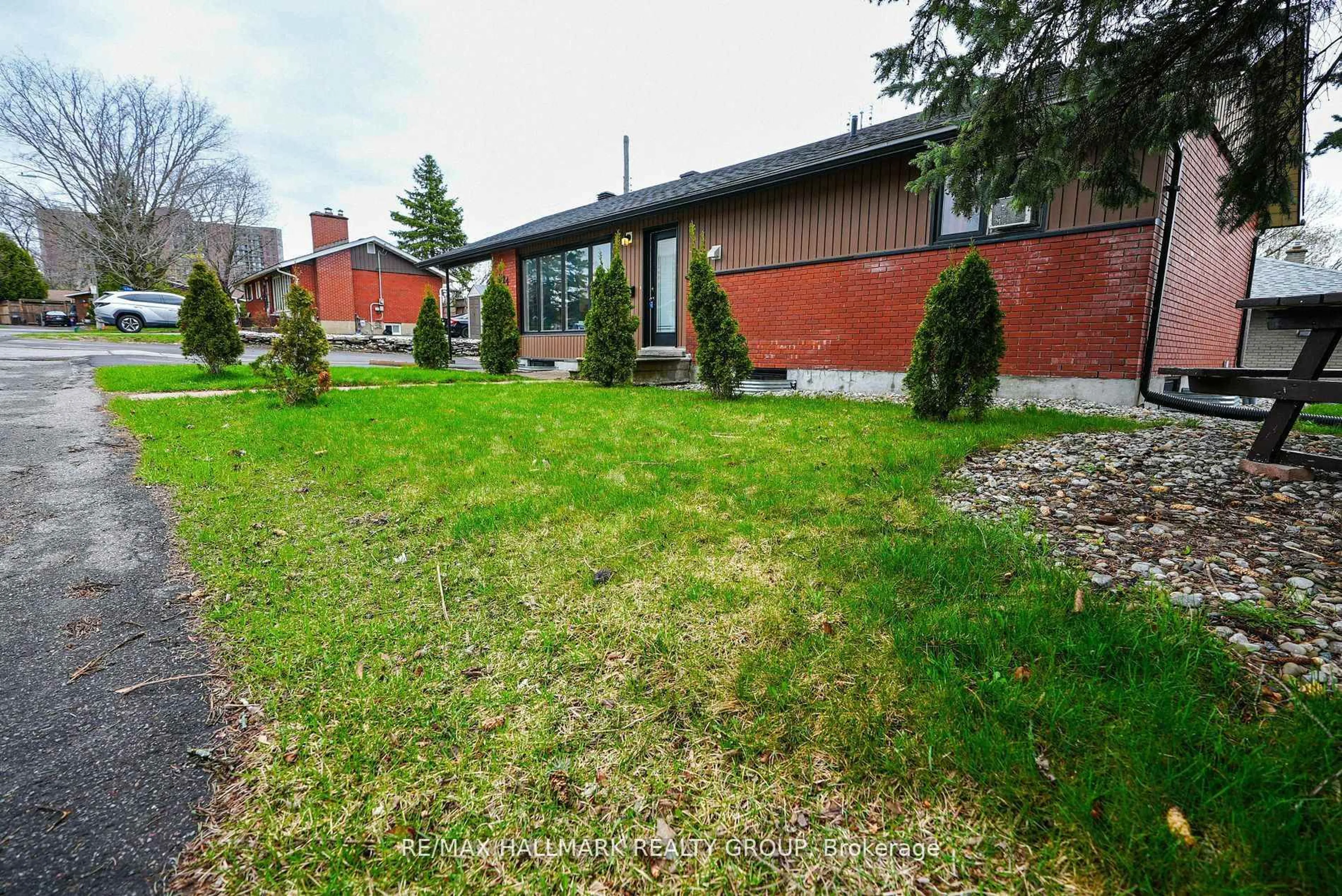 Patio, street for 924 Bermuda Ave, Ottawa Ontario K1K 0V6