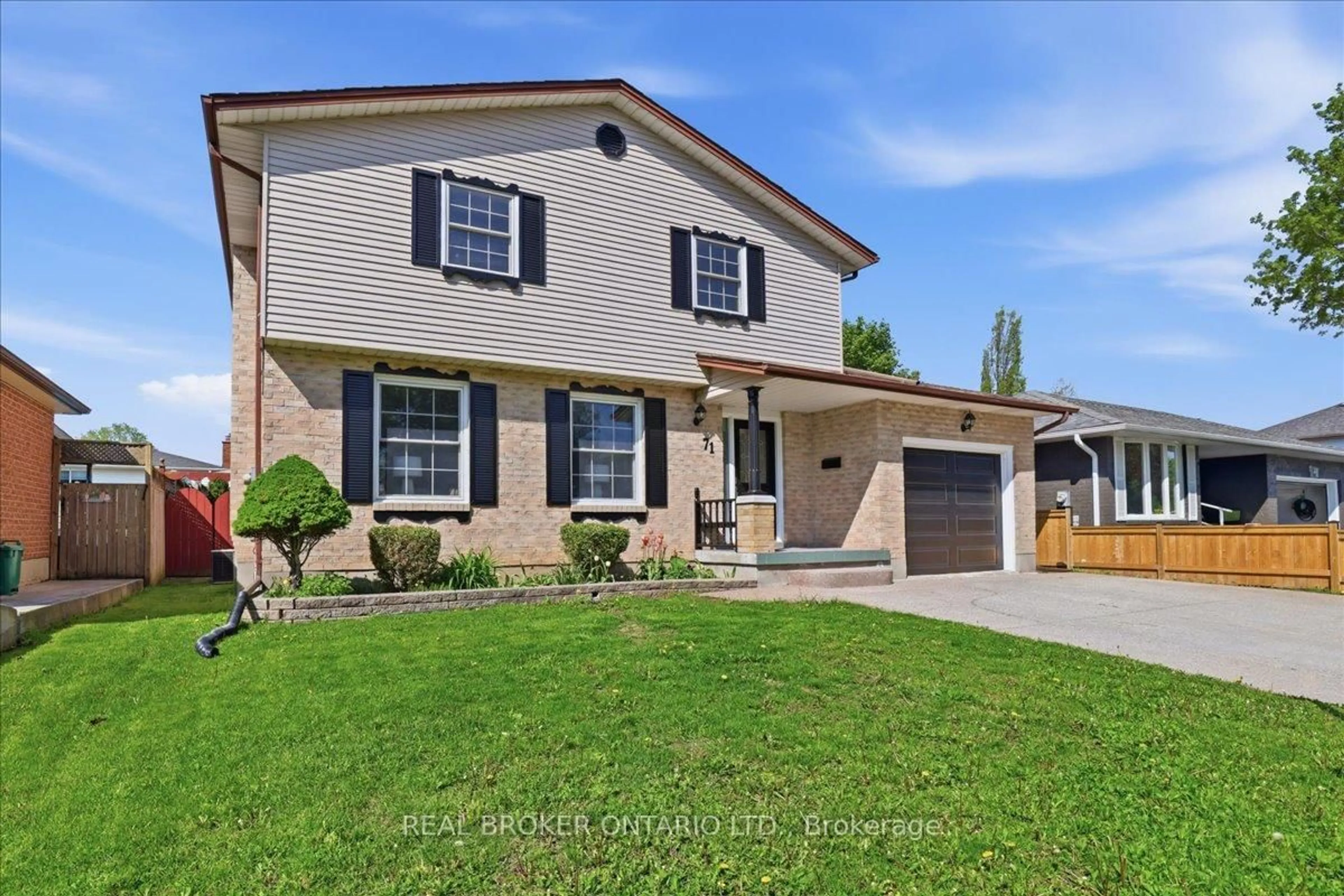 Home with vinyl exterior material, street for 71 WEST ACRES Cres, Kitchener Ontario N2N 3G8