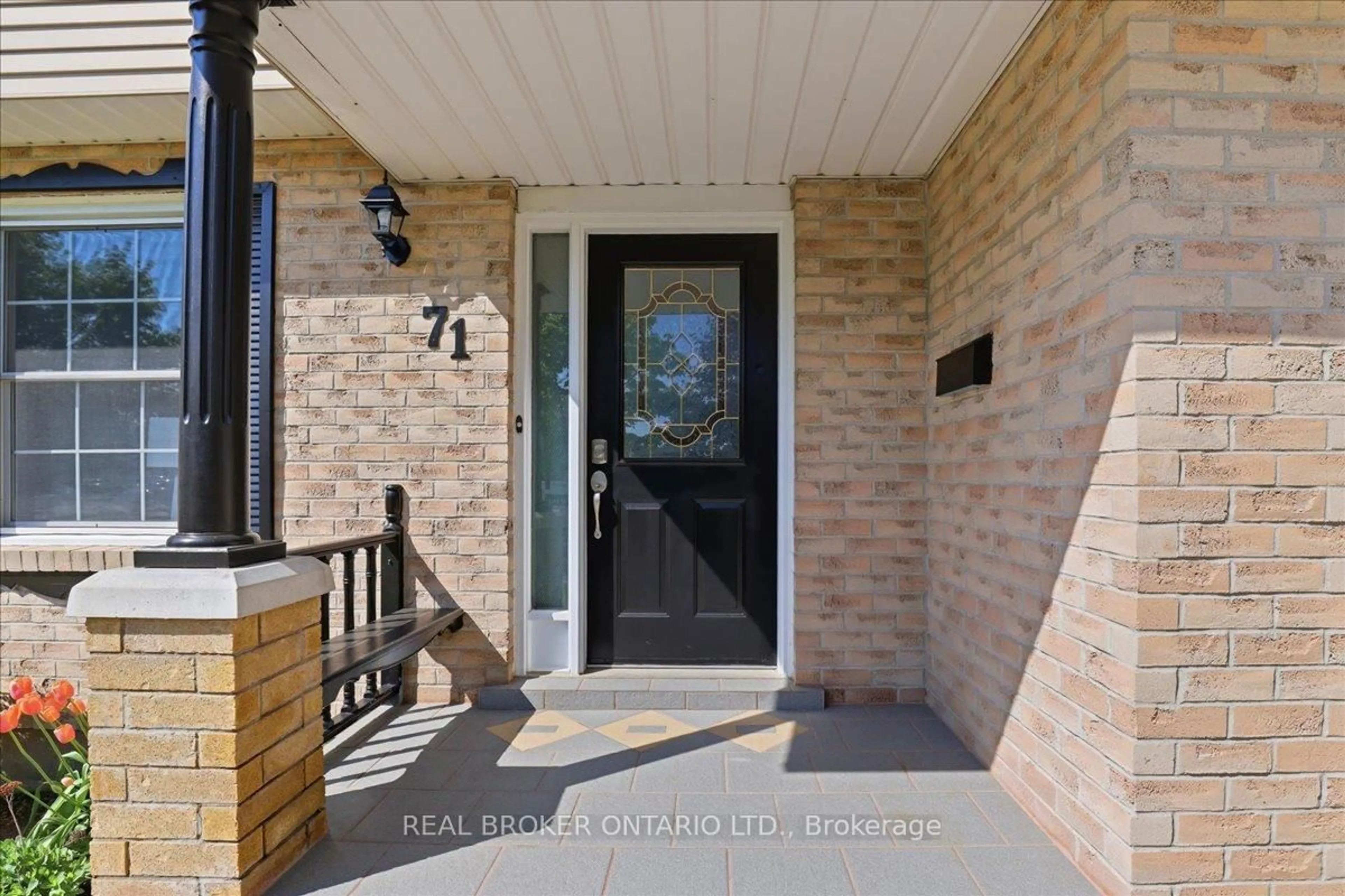 Indoor entryway for 71 WEST ACRES Cres, Kitchener Ontario N2N 3G8