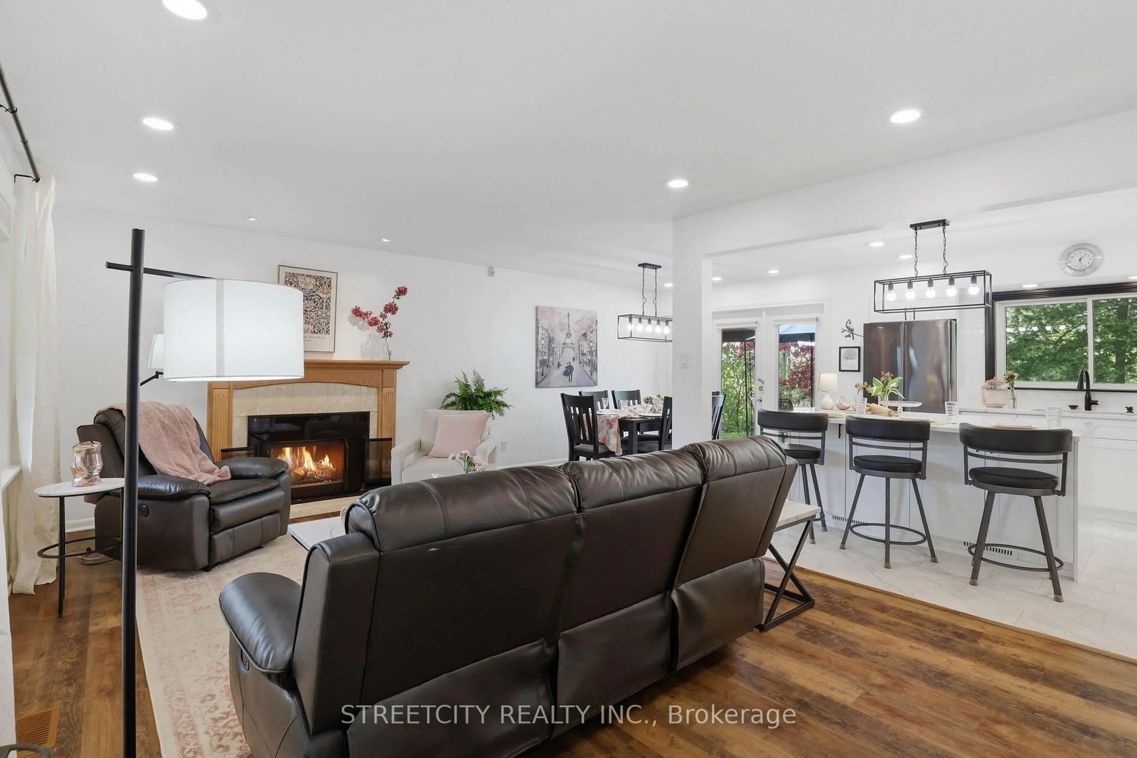 Living room with furniture, unknown for 4 Briarhill Pl, London East Ontario N5Y 1P7