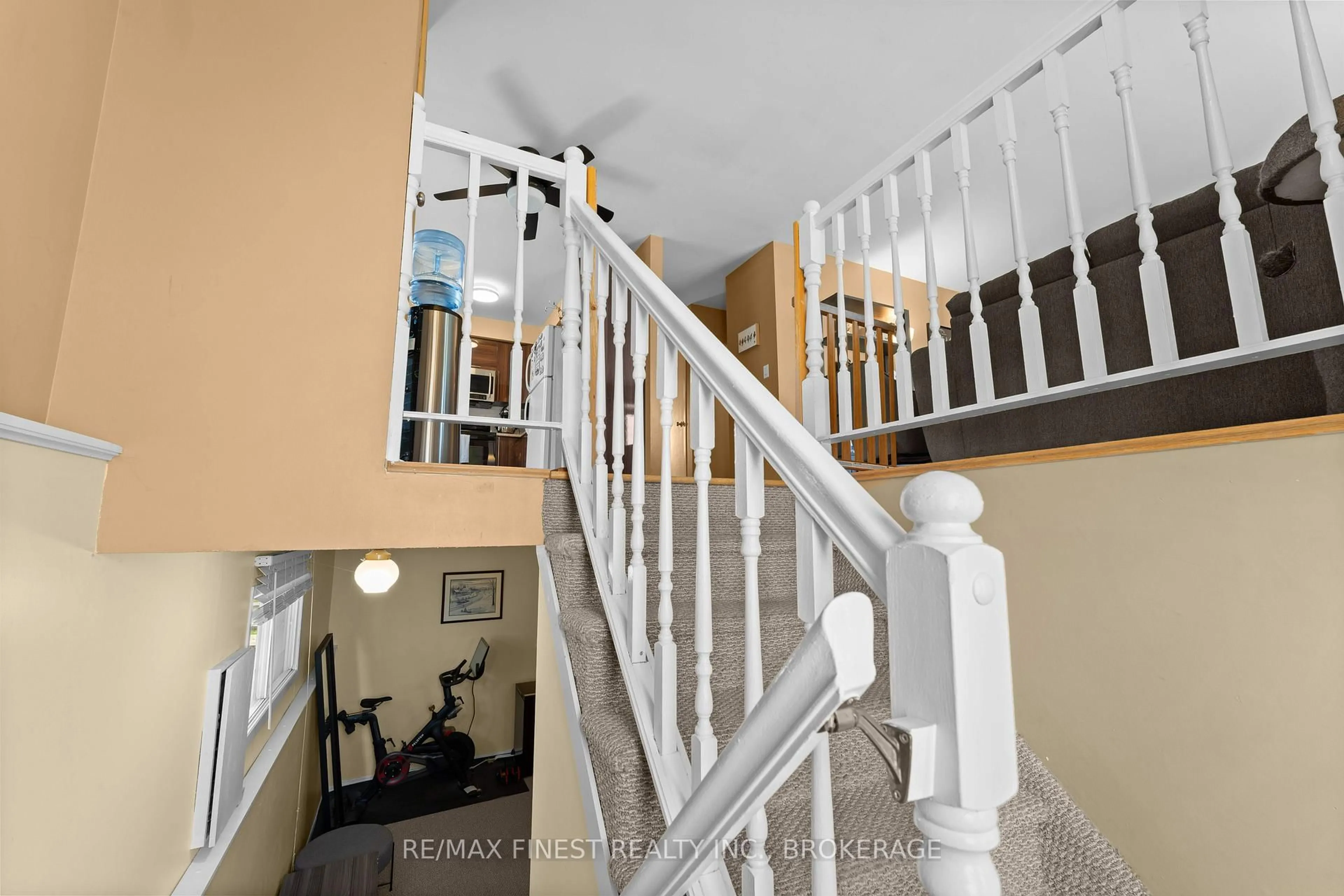 Indoor foyer for 102 Grenadier Dr, Kingston Ontario K7K 6E9