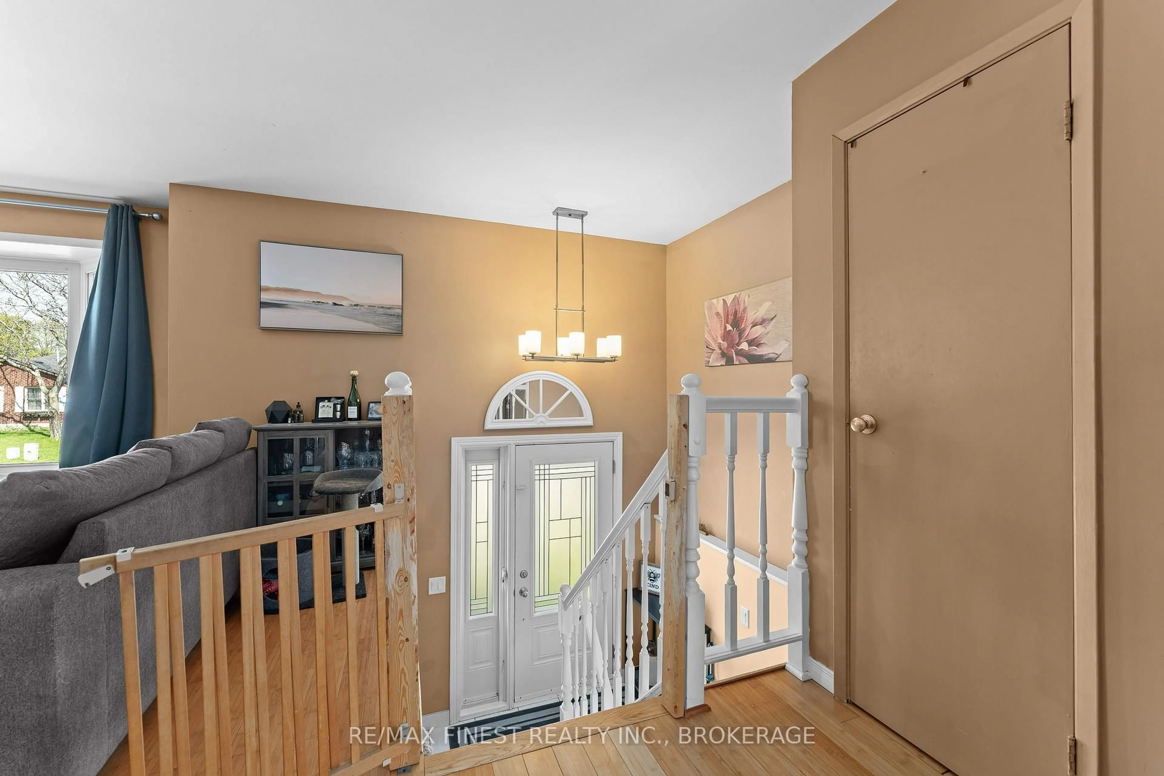 Indoor entryway for 102 Grenadier Dr, Kingston Ontario K7K 6E9