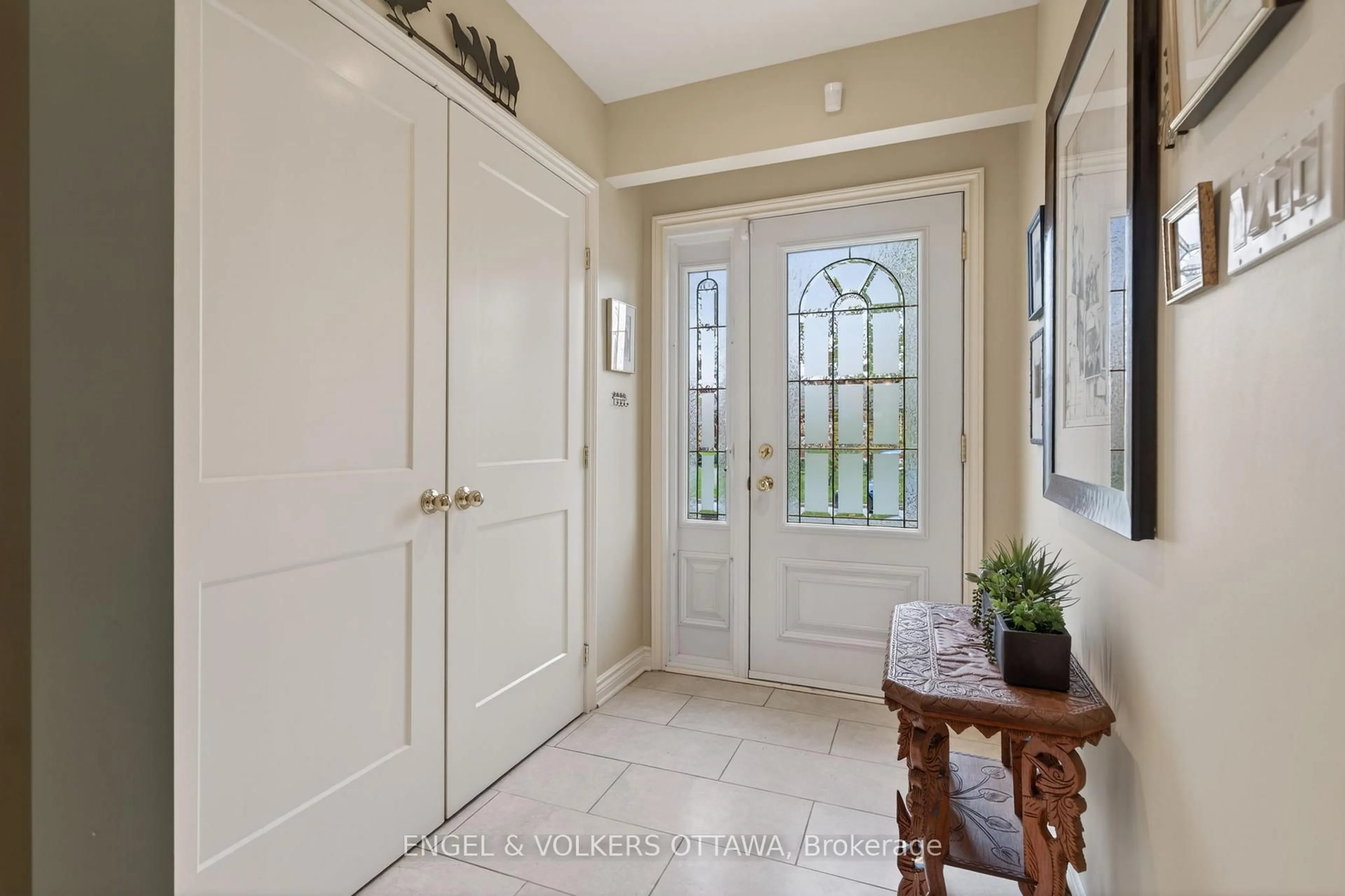 Indoor entryway for 853 Wingate Dr, Ottawa Ontario K1G 1S4