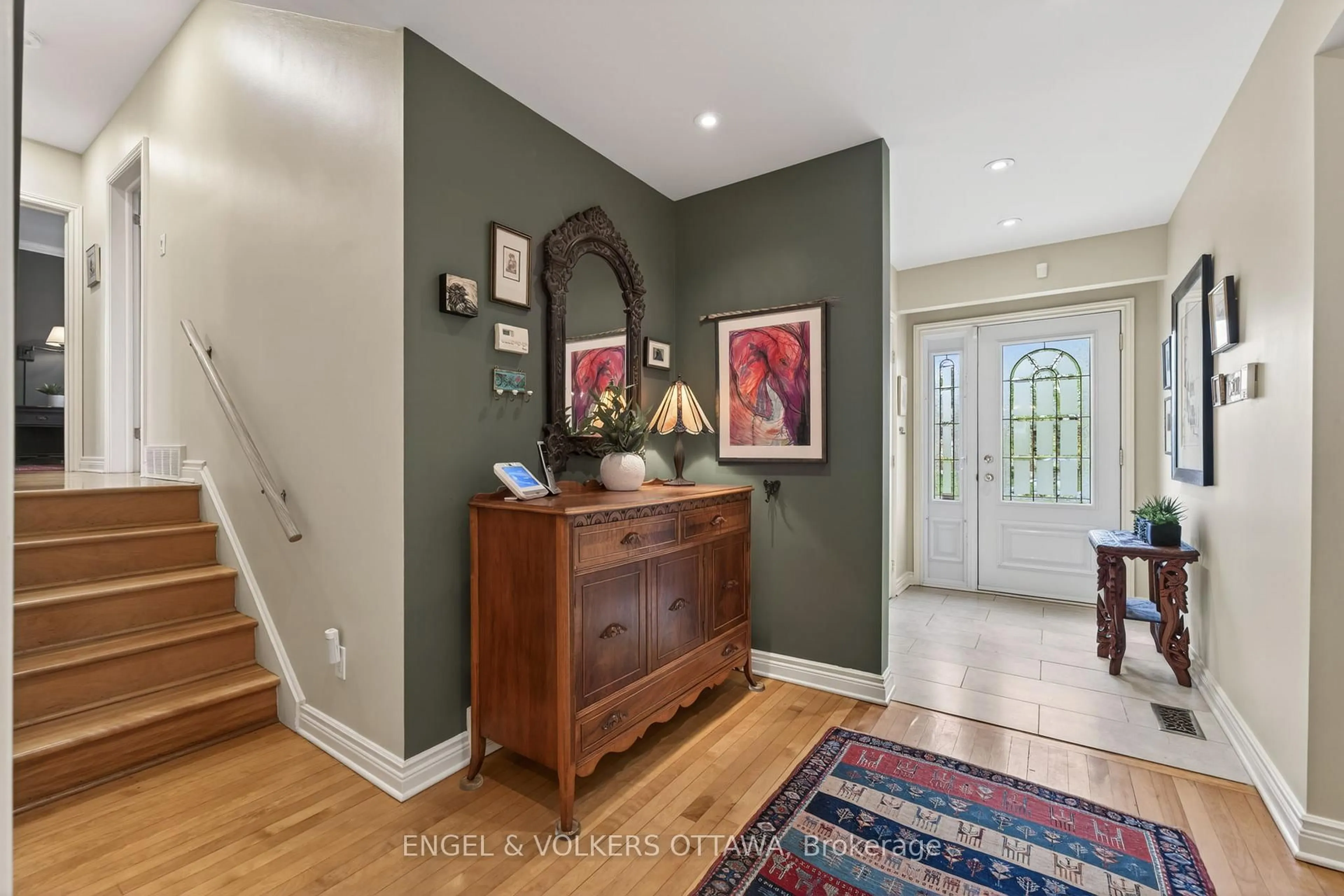 Indoor entryway for 853 Wingate Dr, Ottawa Ontario K1G 1S4