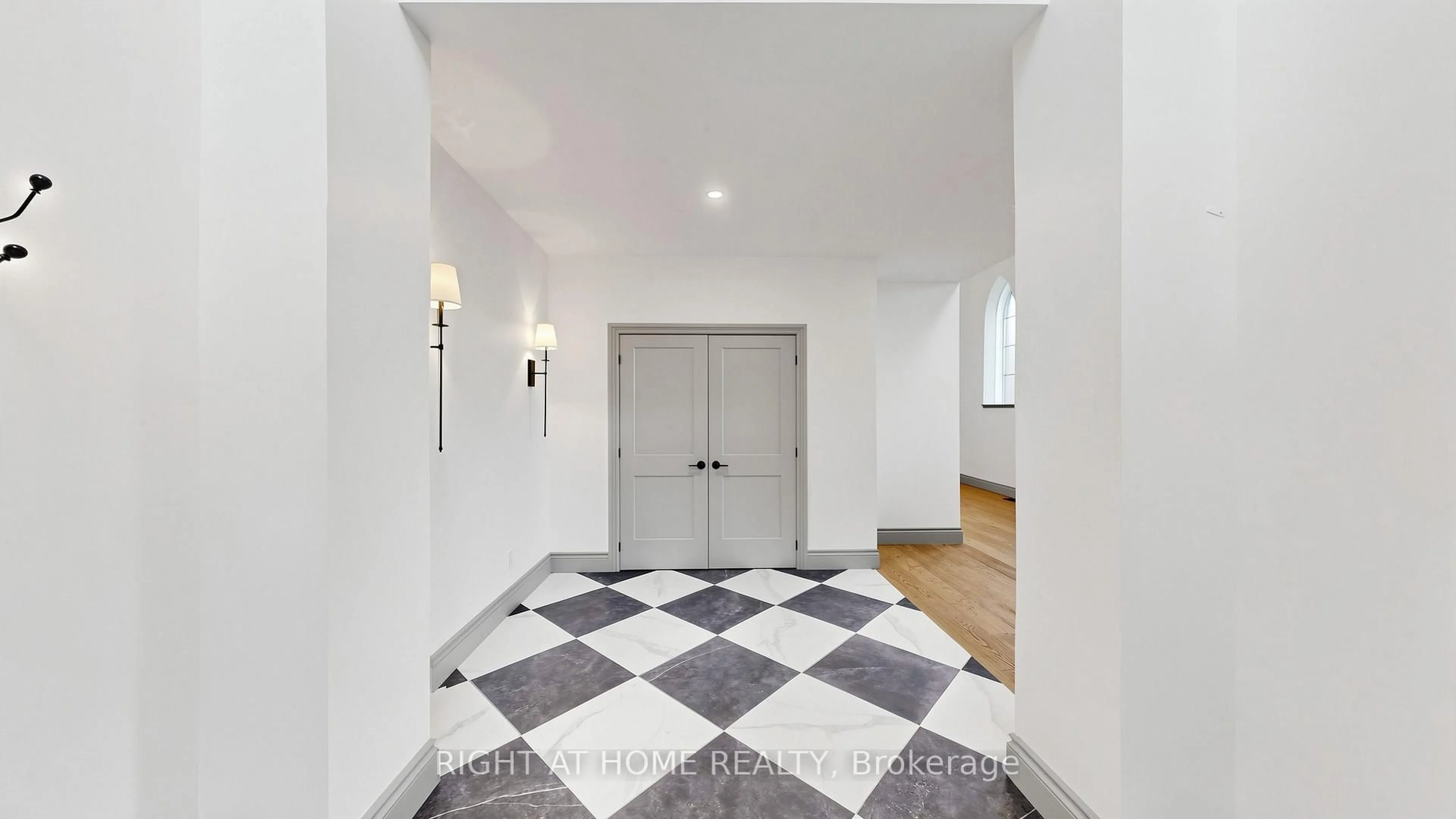 Indoor foyer for 41 Talbot Rd, Norfolk Ontario N4B 1Z7