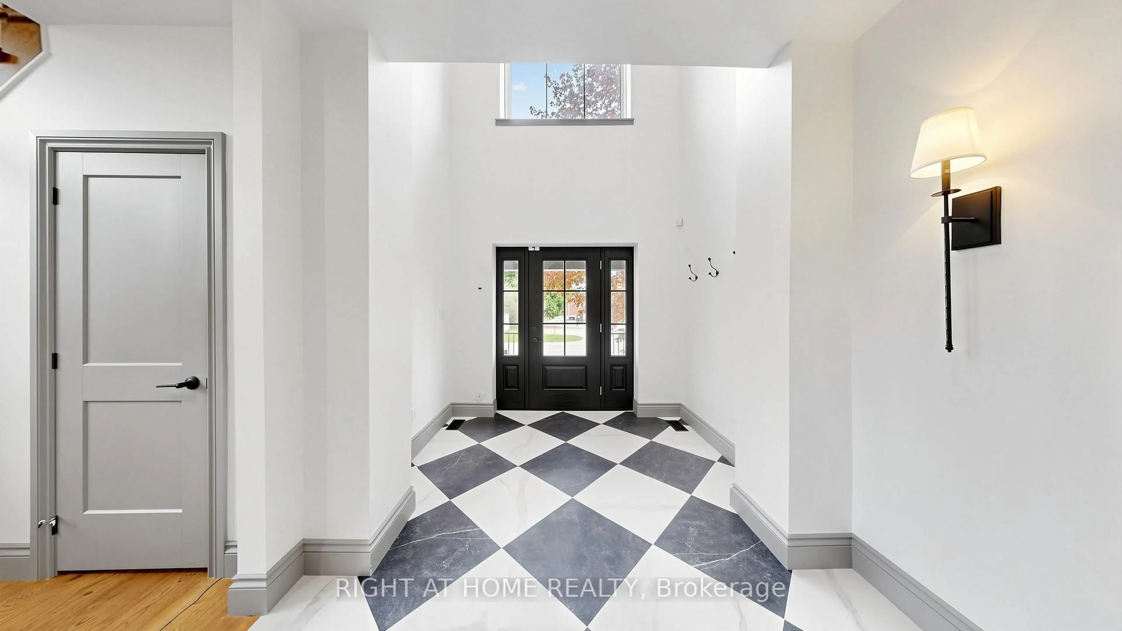 Indoor foyer for 41 Talbot Rd, Norfolk Ontario N4B 1Z7