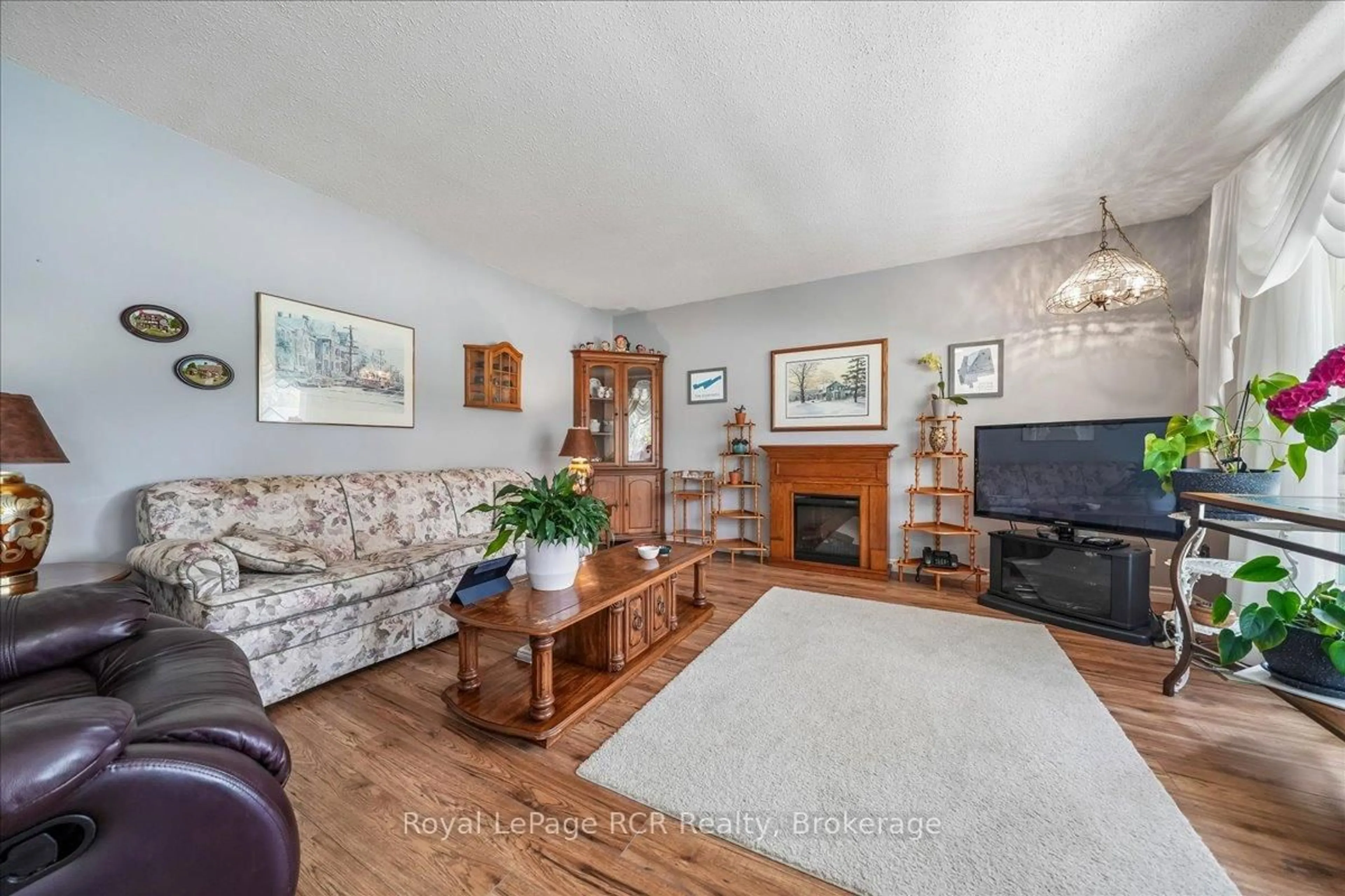 Living room with furniture, wood/laminate floor for 28 Centennial Ht Crt, Meaford Ontario N4L 1E5