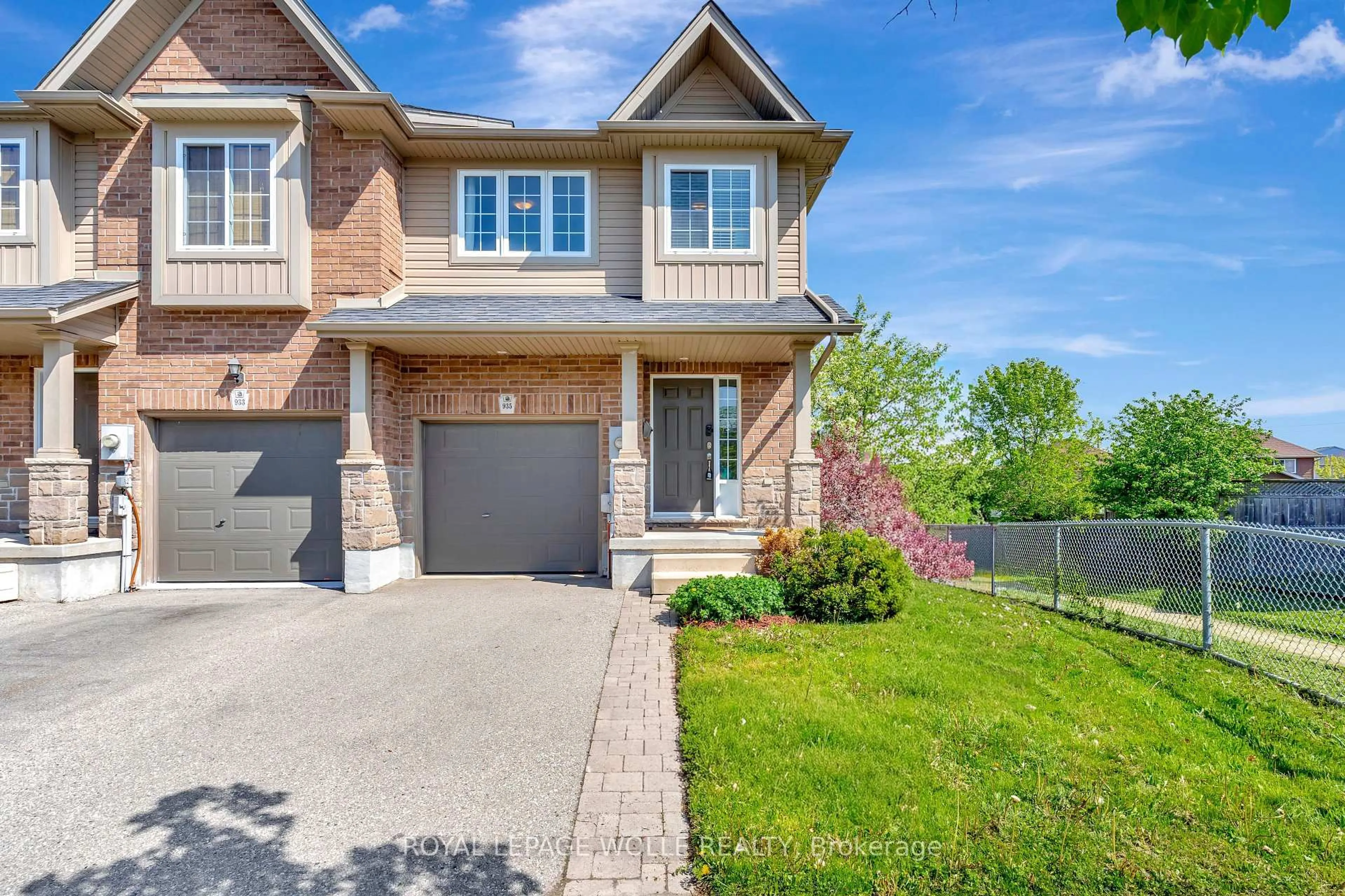 Home with brick exterior material, street for 935 Zeller Cres, Kitchener Ontario N2A 0C7