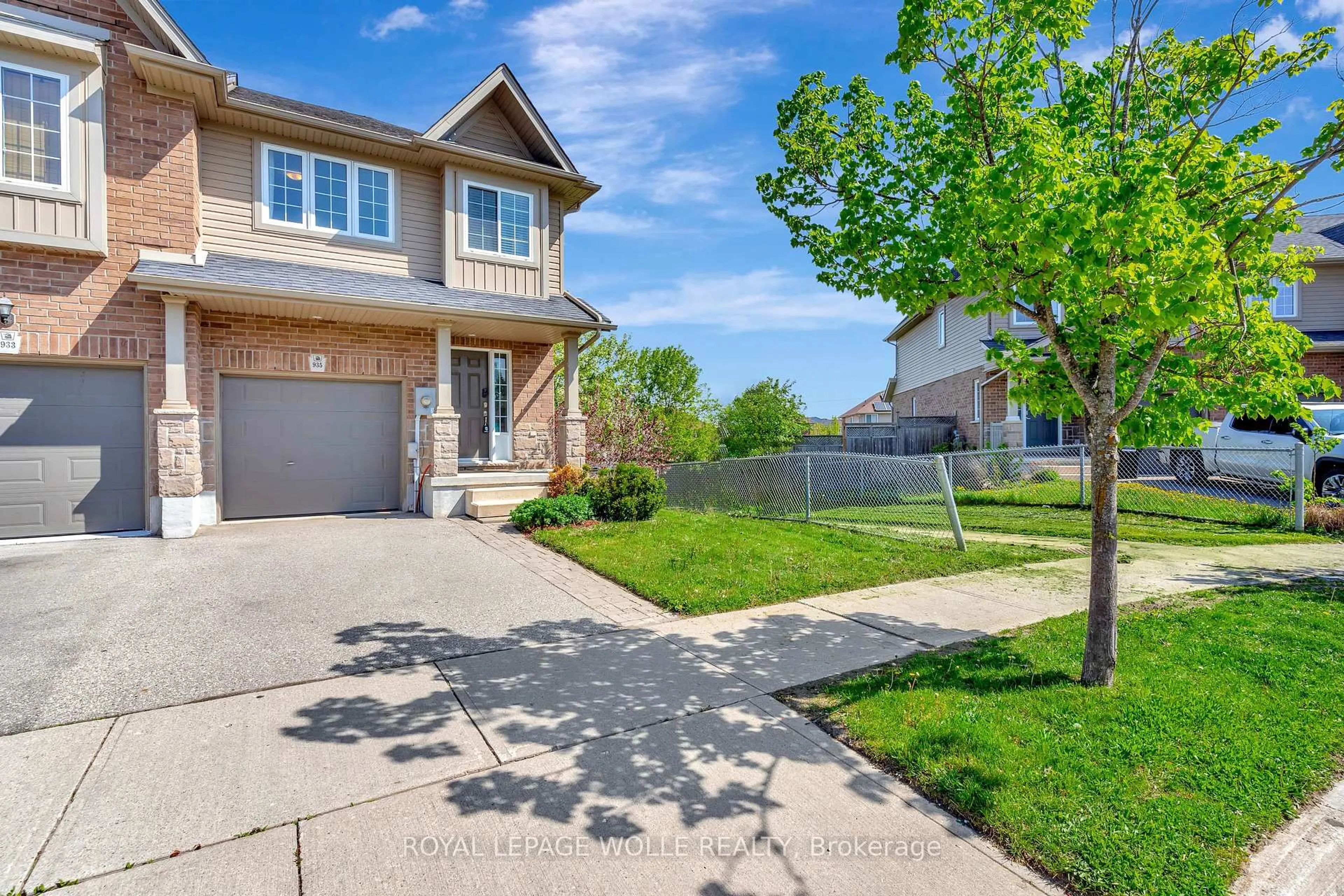 A pic from outside/outdoor area/front of a property/back of a property/a pic from drone, street for 935 Zeller Cres, Kitchener Ontario N2A 0C7
