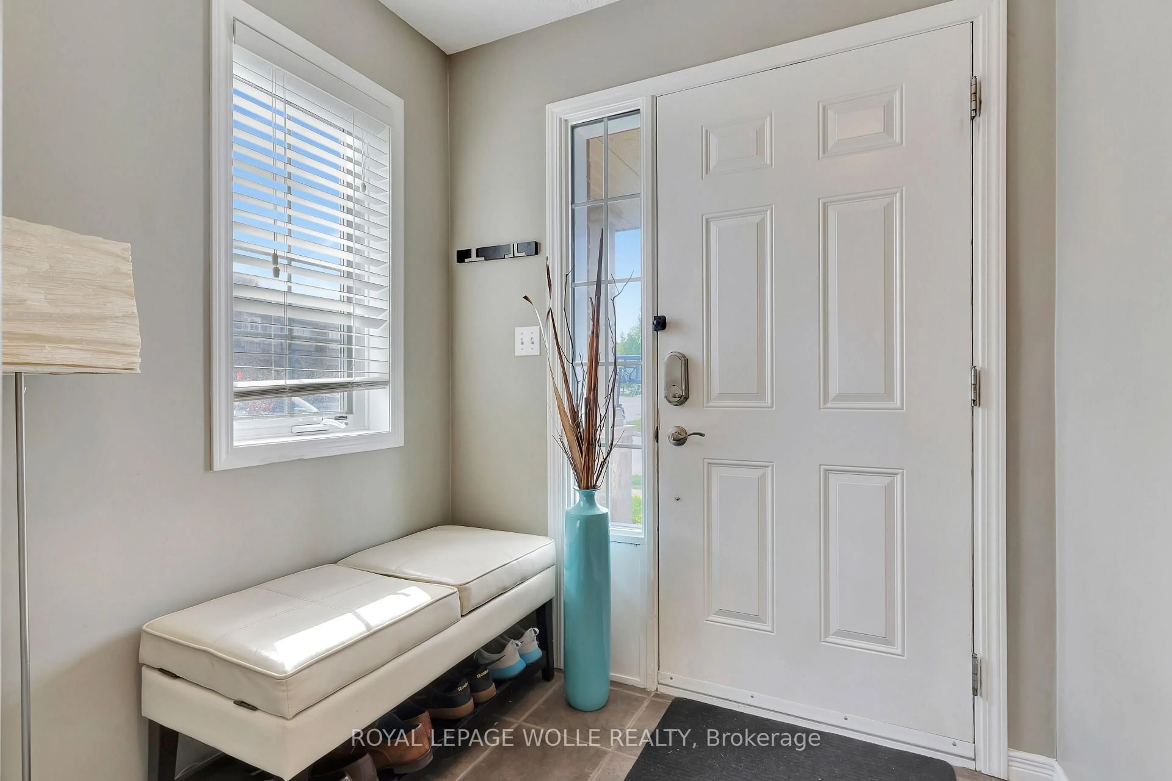 Indoor entryway for 935 Zeller Cres, Kitchener Ontario N2A 0C7