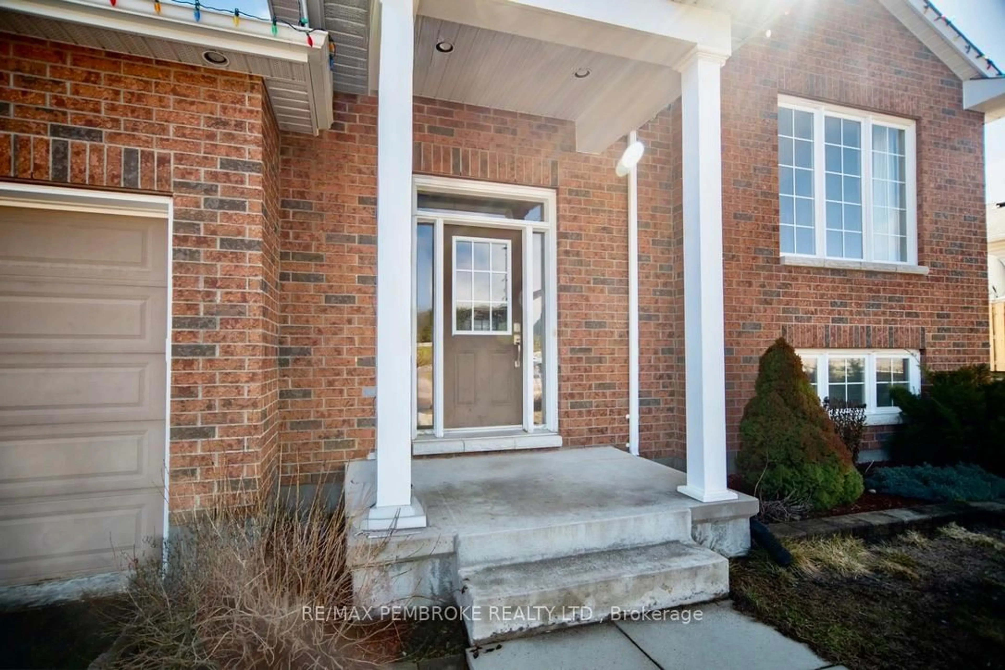 Indoor entryway for 1007 Butler Blvd, Petawawa Ontario K8H 0B7