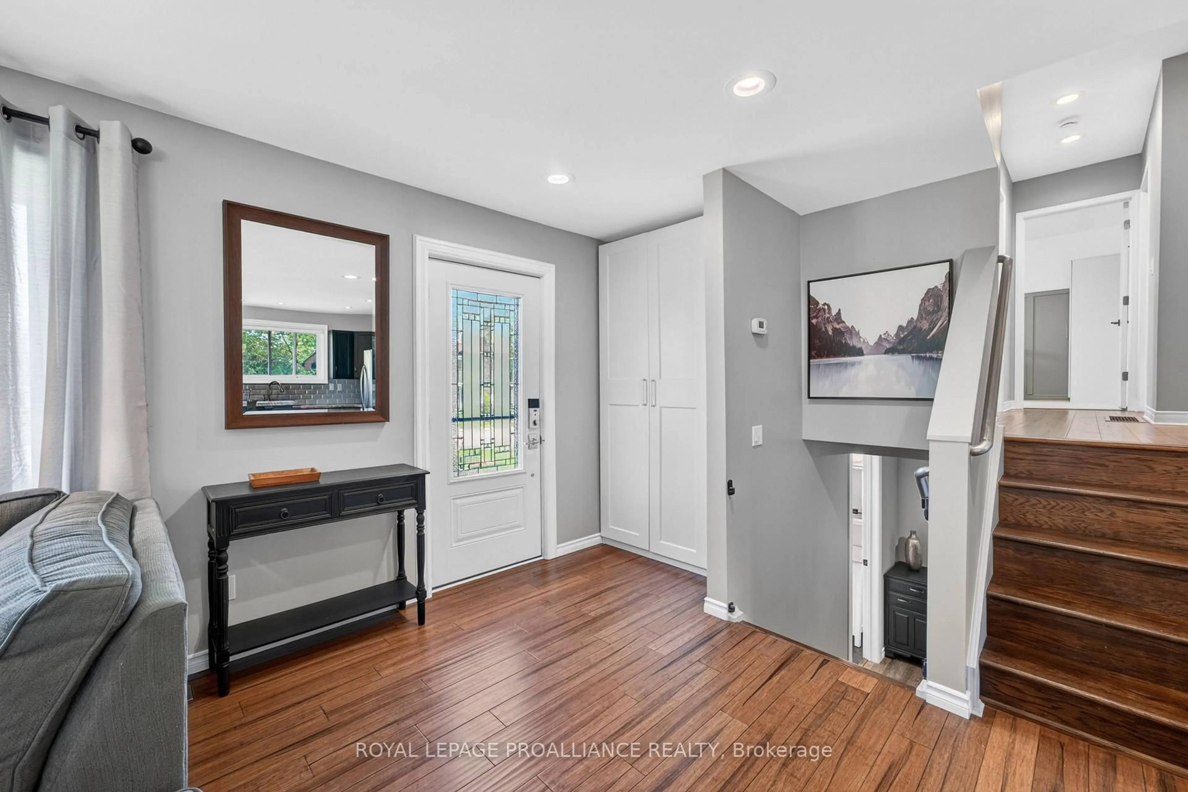 Indoor entryway for 57 Pearl St, Deseronto Ontario K0K 1X0