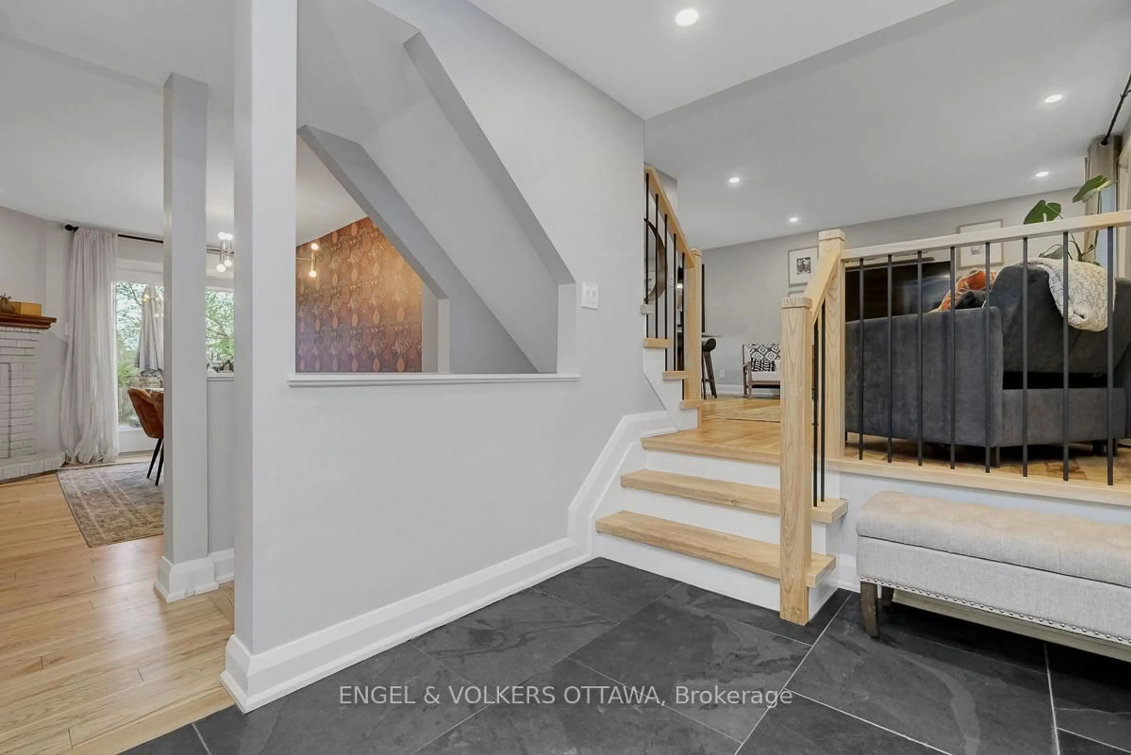 Indoor foyer for 2766 Harwood Ave, Ottawa Ontario K2B 8H7