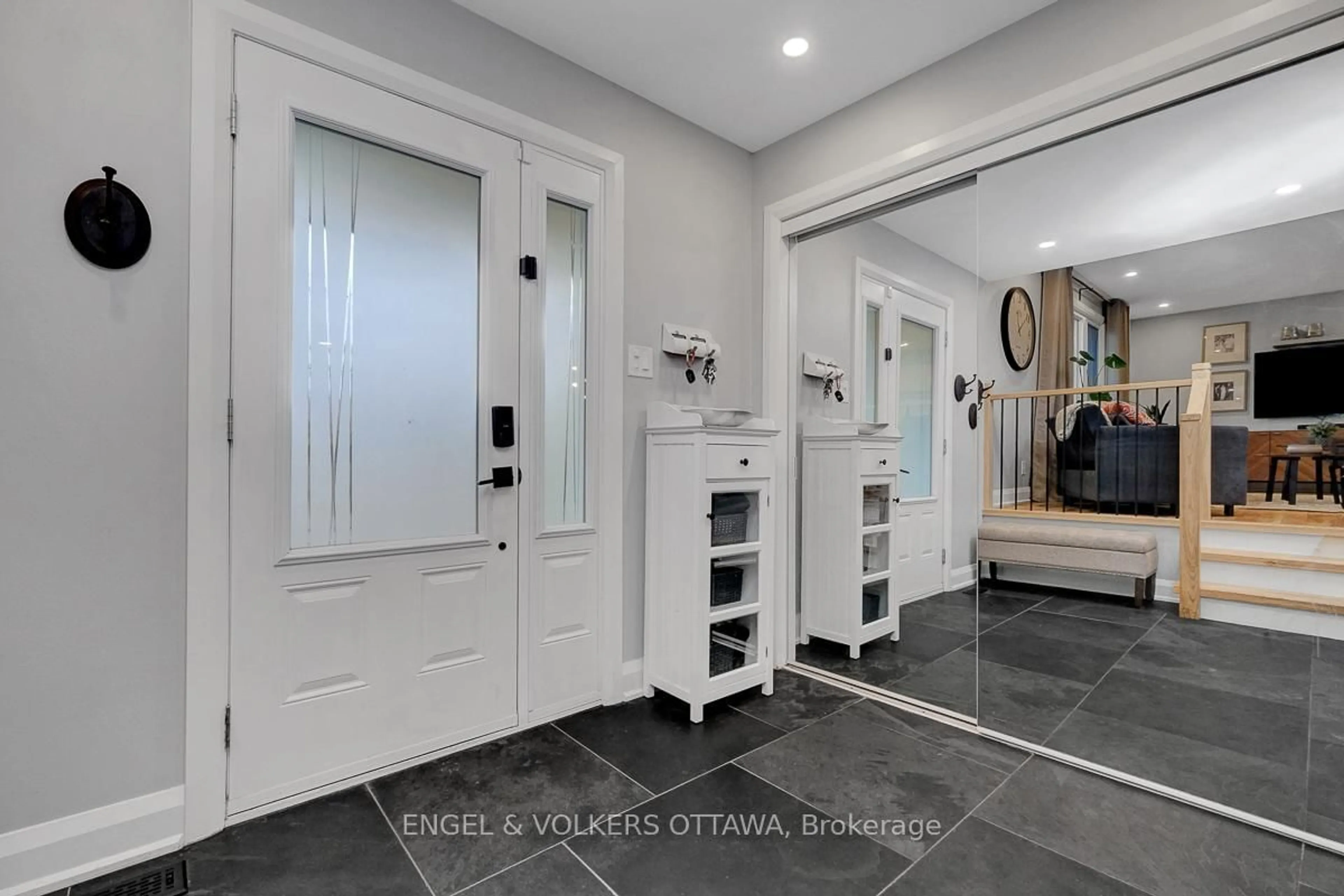 Indoor entryway for 2766 Harwood Ave, Ottawa Ontario K2B 8H7