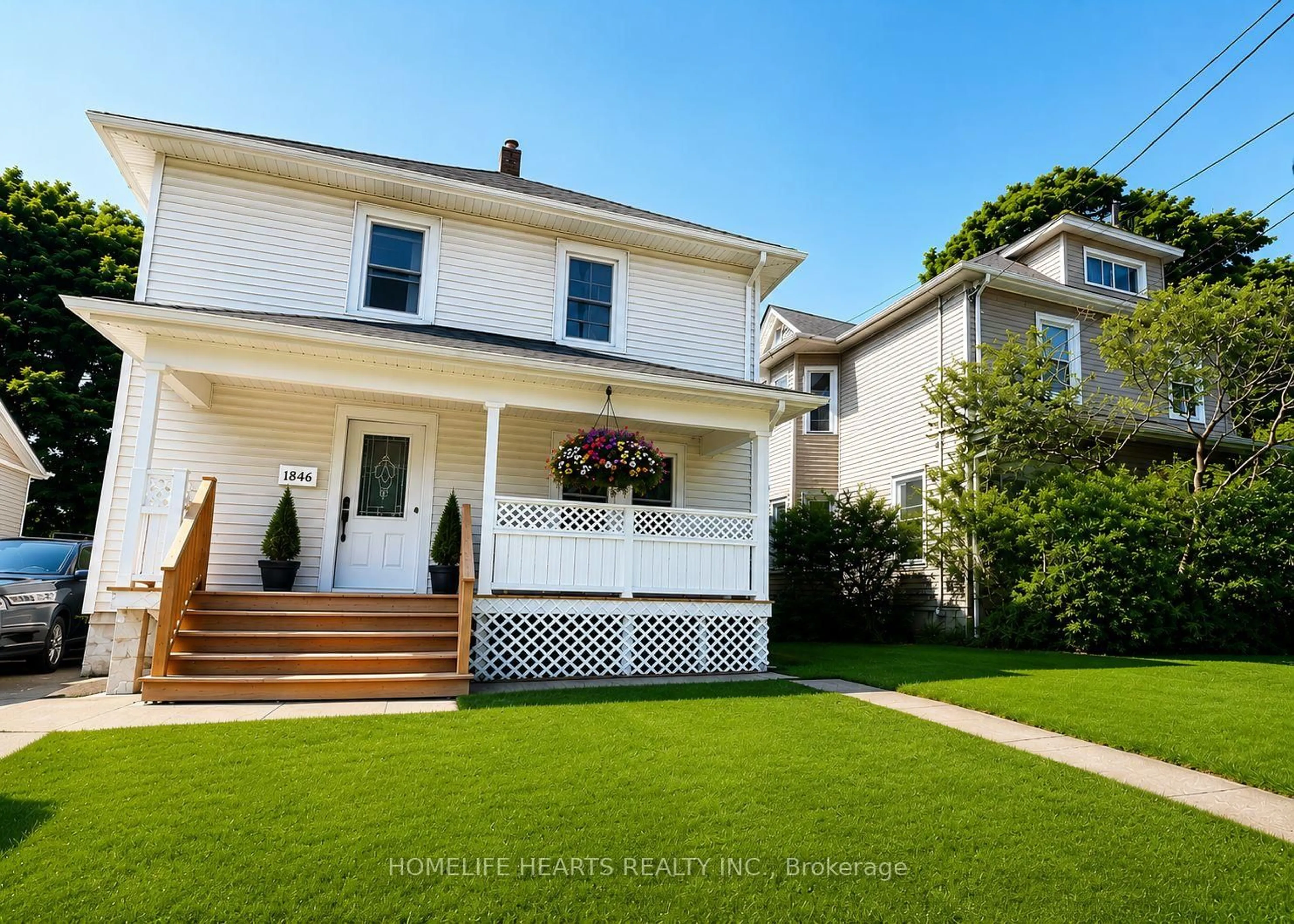 Home with vinyl exterior material, street for 5404 Bridge St, Niagara Falls Ontario L2E 2T6