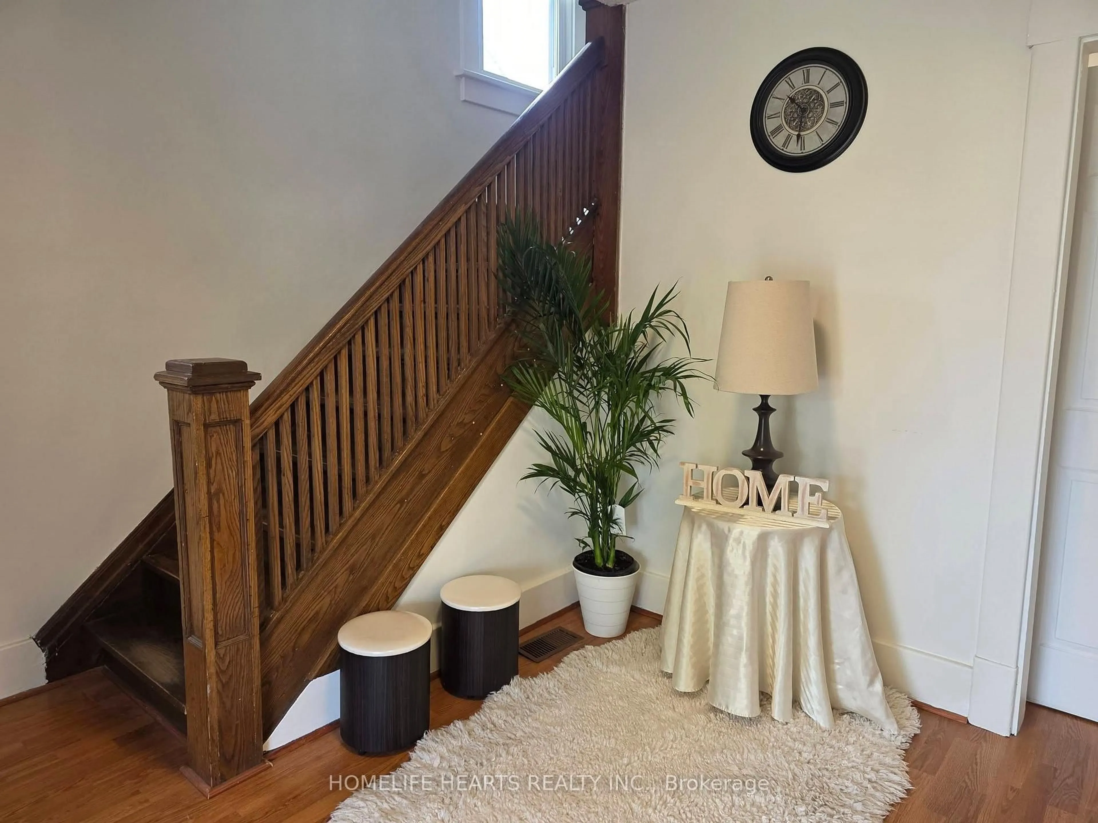 Indoor entryway for 5404 Bridge St, Niagara Falls Ontario L2E 2T6