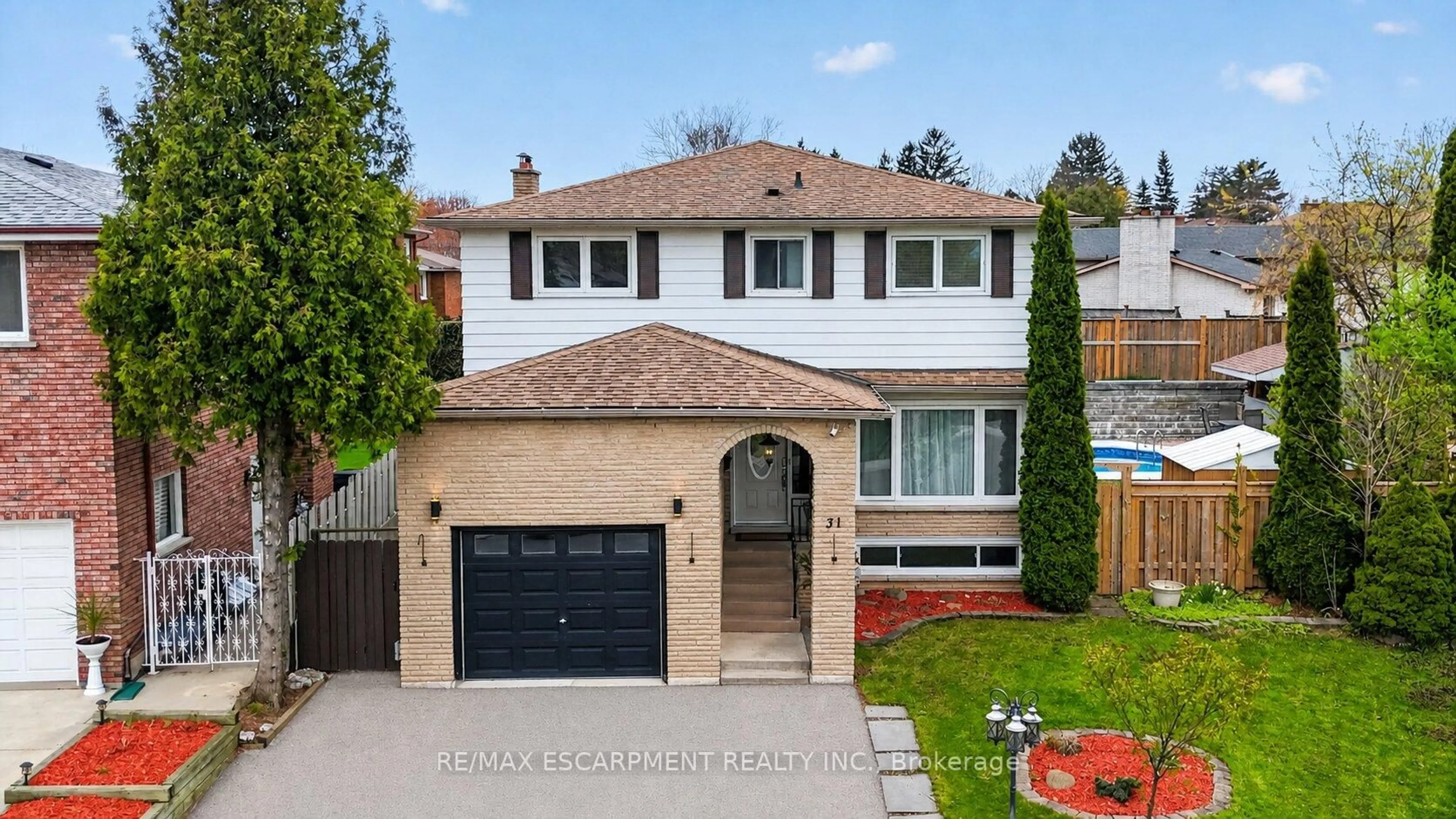 Home with brick exterior material, street for 31 Maynard St, Hamilton Ontario L9B 1R9