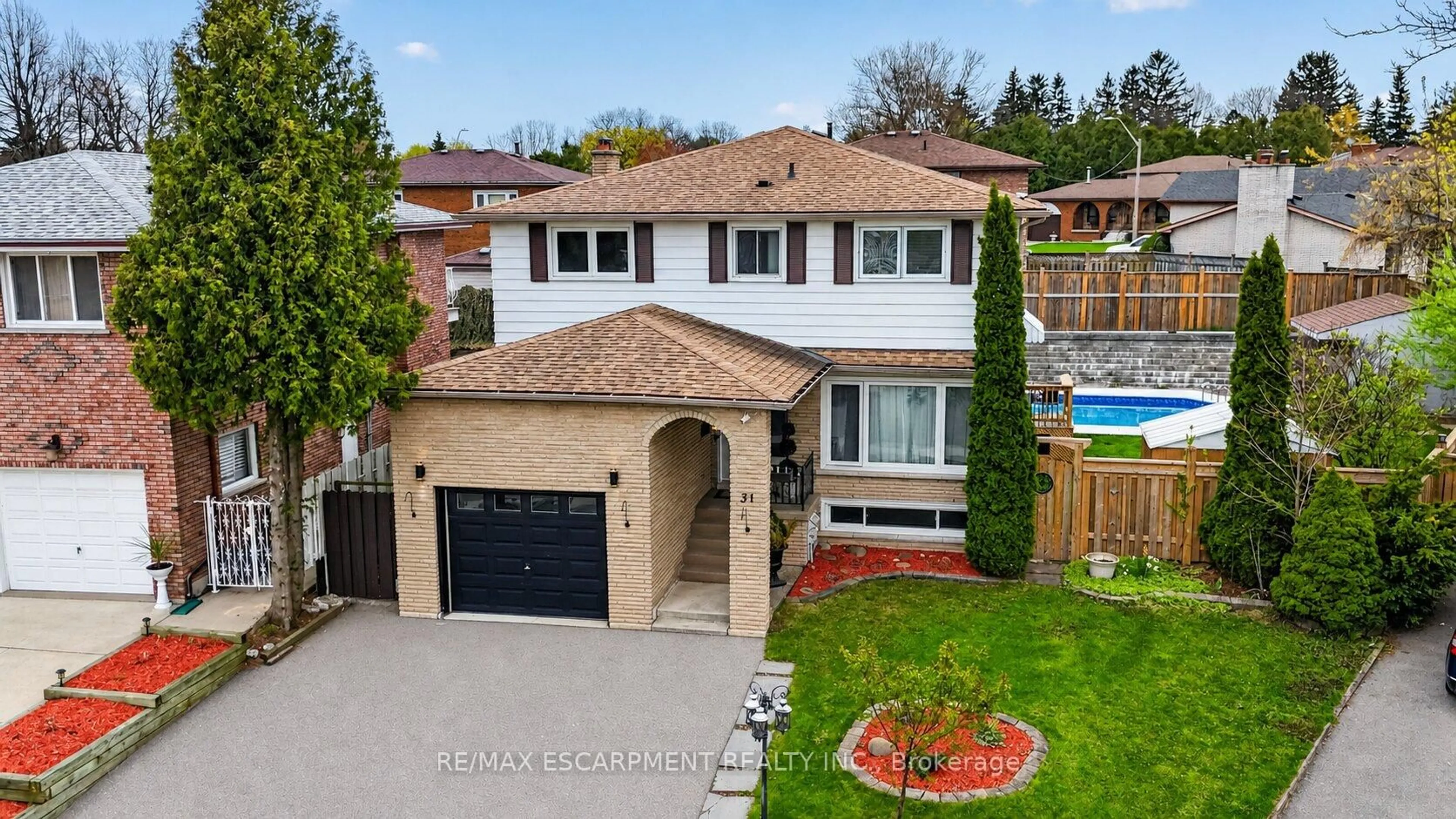 A pic from outside/outdoor area/front of a property/back of a property/a pic from drone, street for 31 Maynard St, Hamilton Ontario L9B 1R9