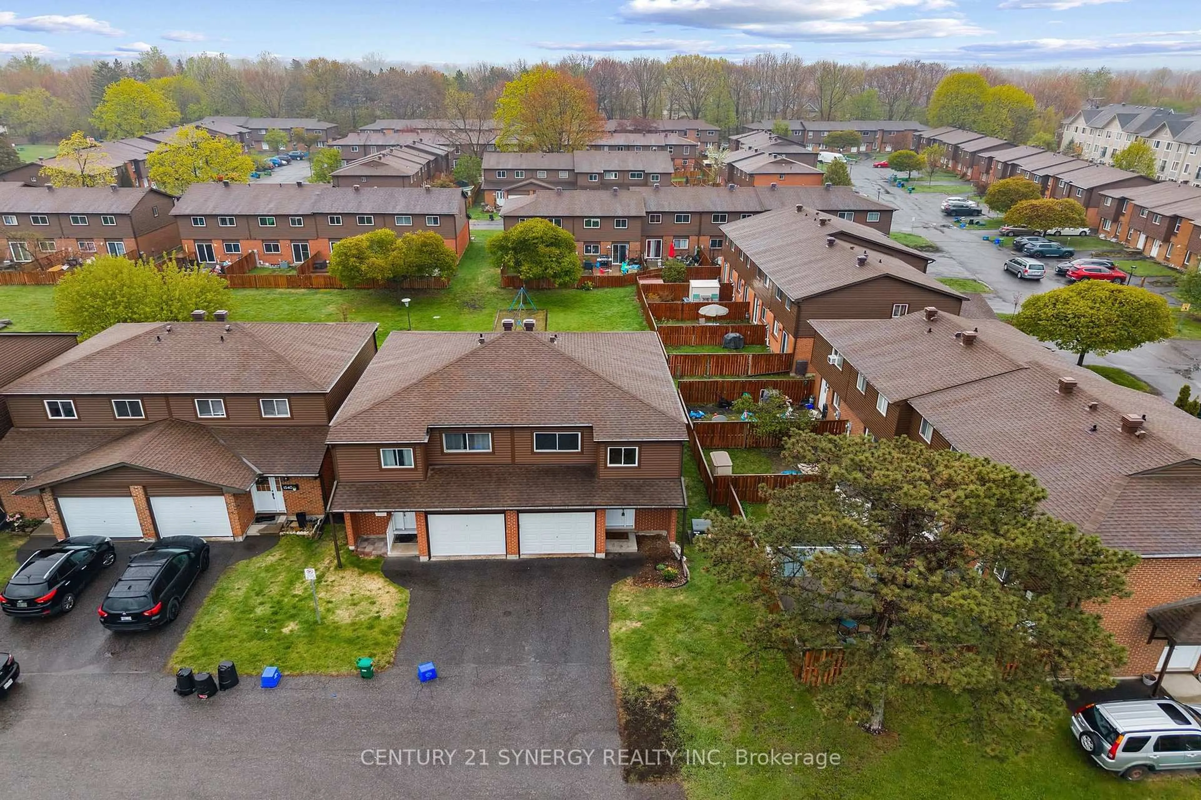 A pic from outside/outdoor area/front of a property/back of a property/a pic from drone, street for 1536 Queensdale Ave #22, Gloucester Ontario K1T 1R7
