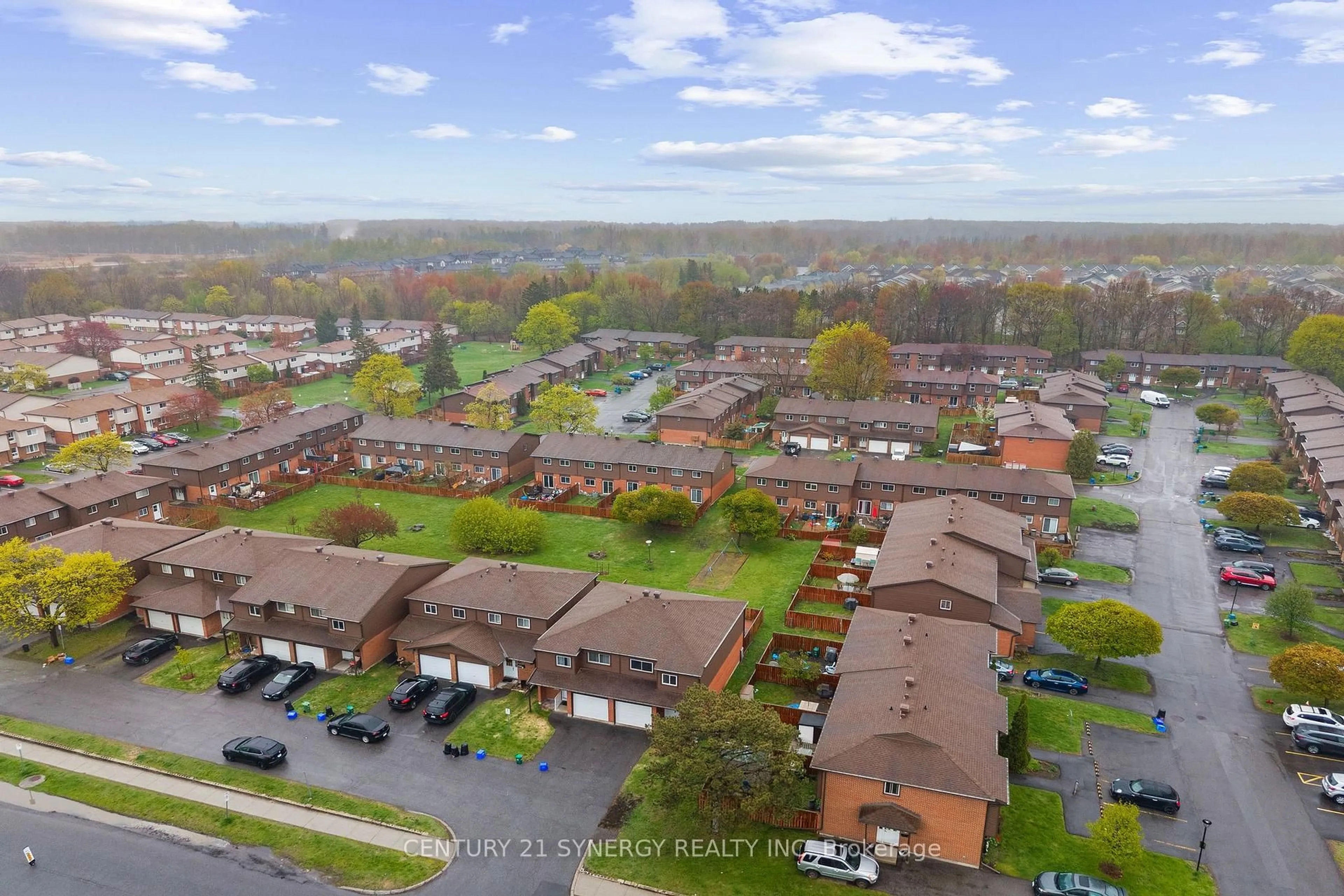 A pic from outside/outdoor area/front of a property/back of a property/a pic from drone, unknown for 1536 Queensdale Ave #22, Gloucester Ontario K1T 1R7