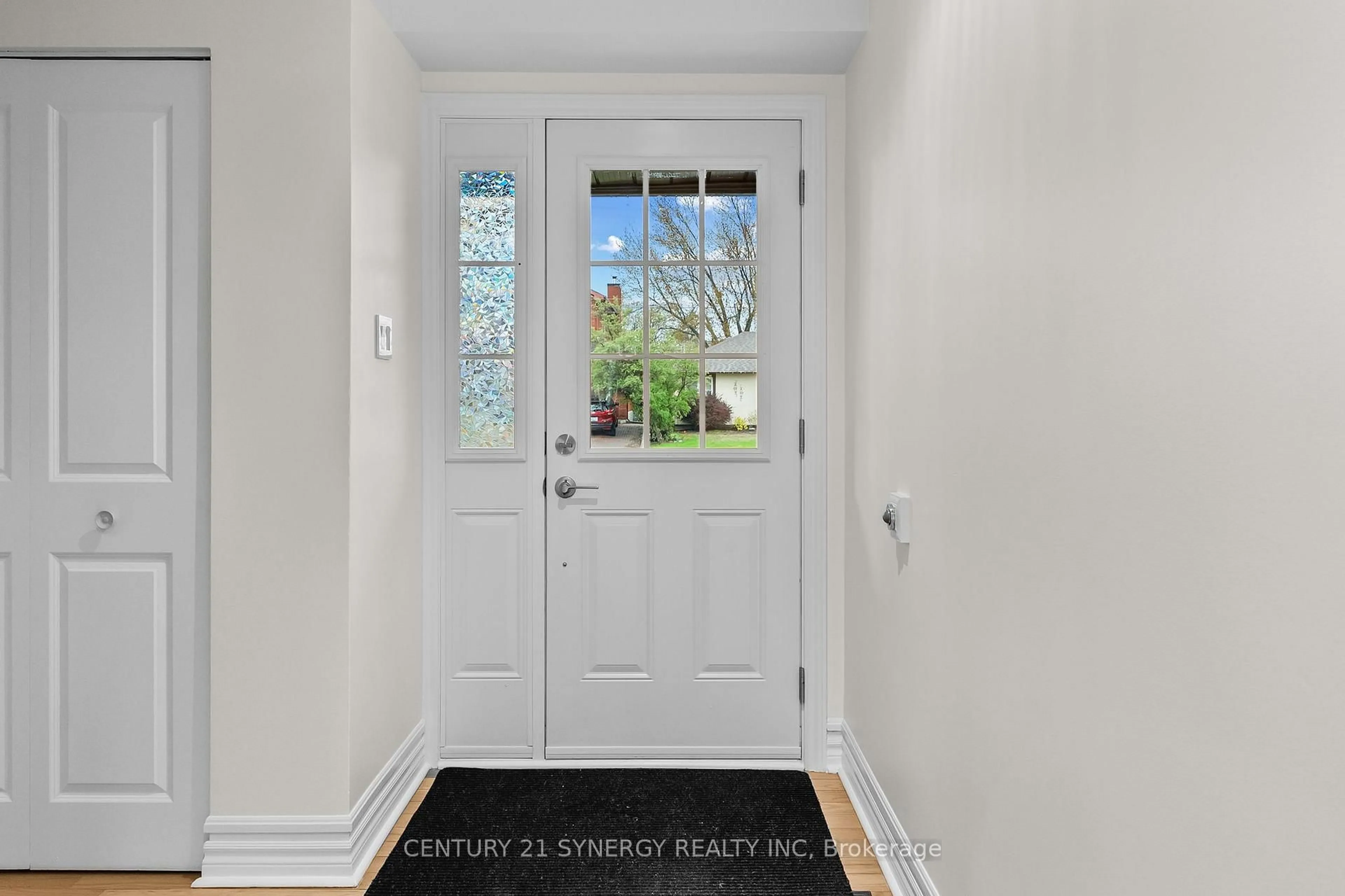 Indoor entryway for 1536 Queensdale Ave #22, Gloucester Ontario K1T 1R7
