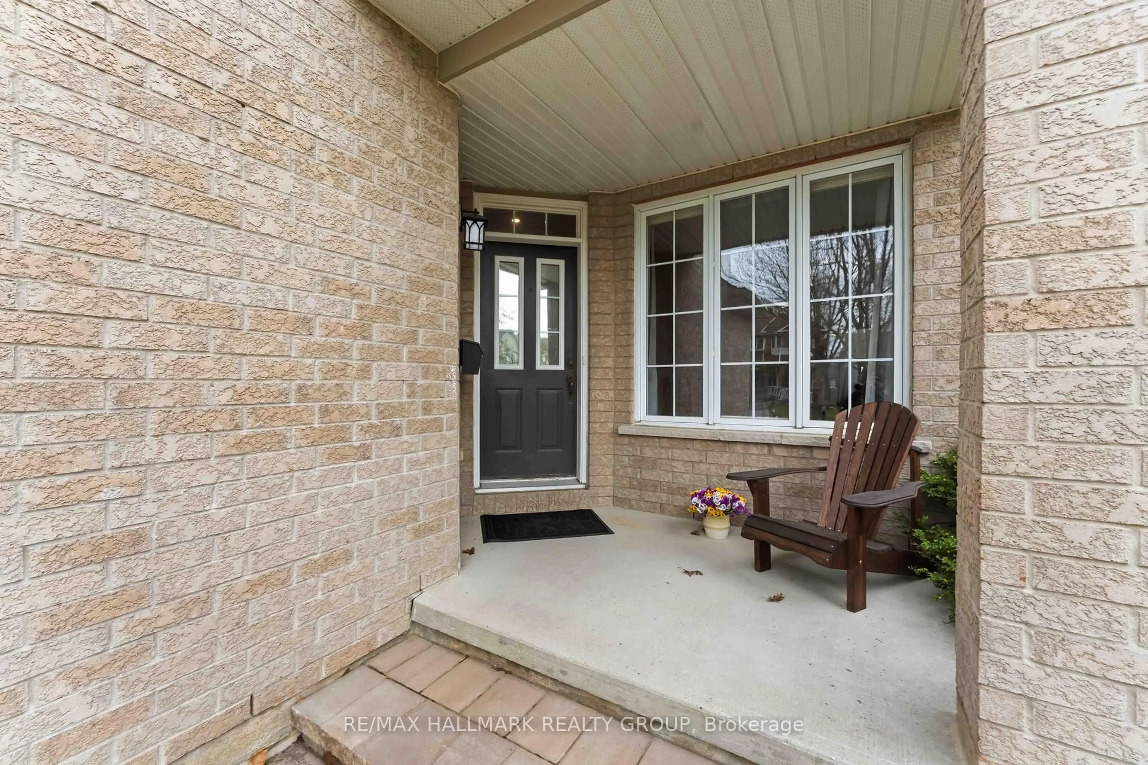 Indoor entryway for 22 Oak Grove St, Ottawa Ontario K2G 6R4