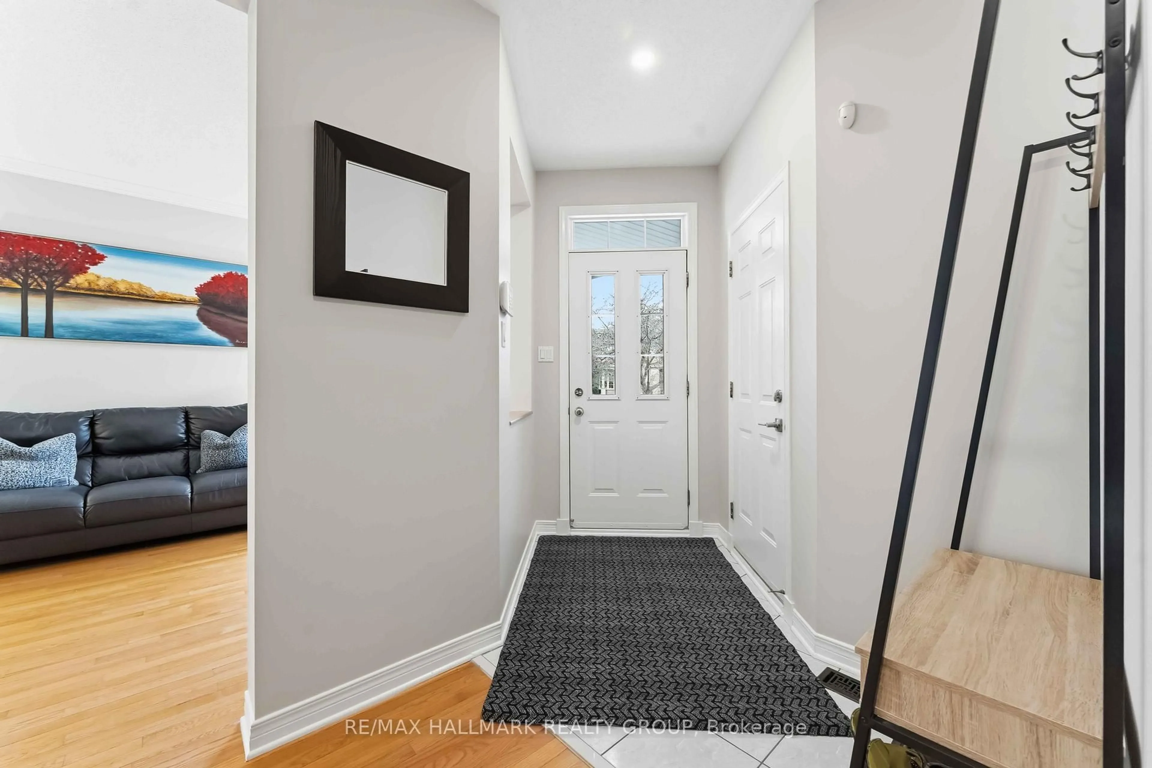 Indoor entryway for 22 Oak Grove St, Ottawa Ontario K2G 6R4