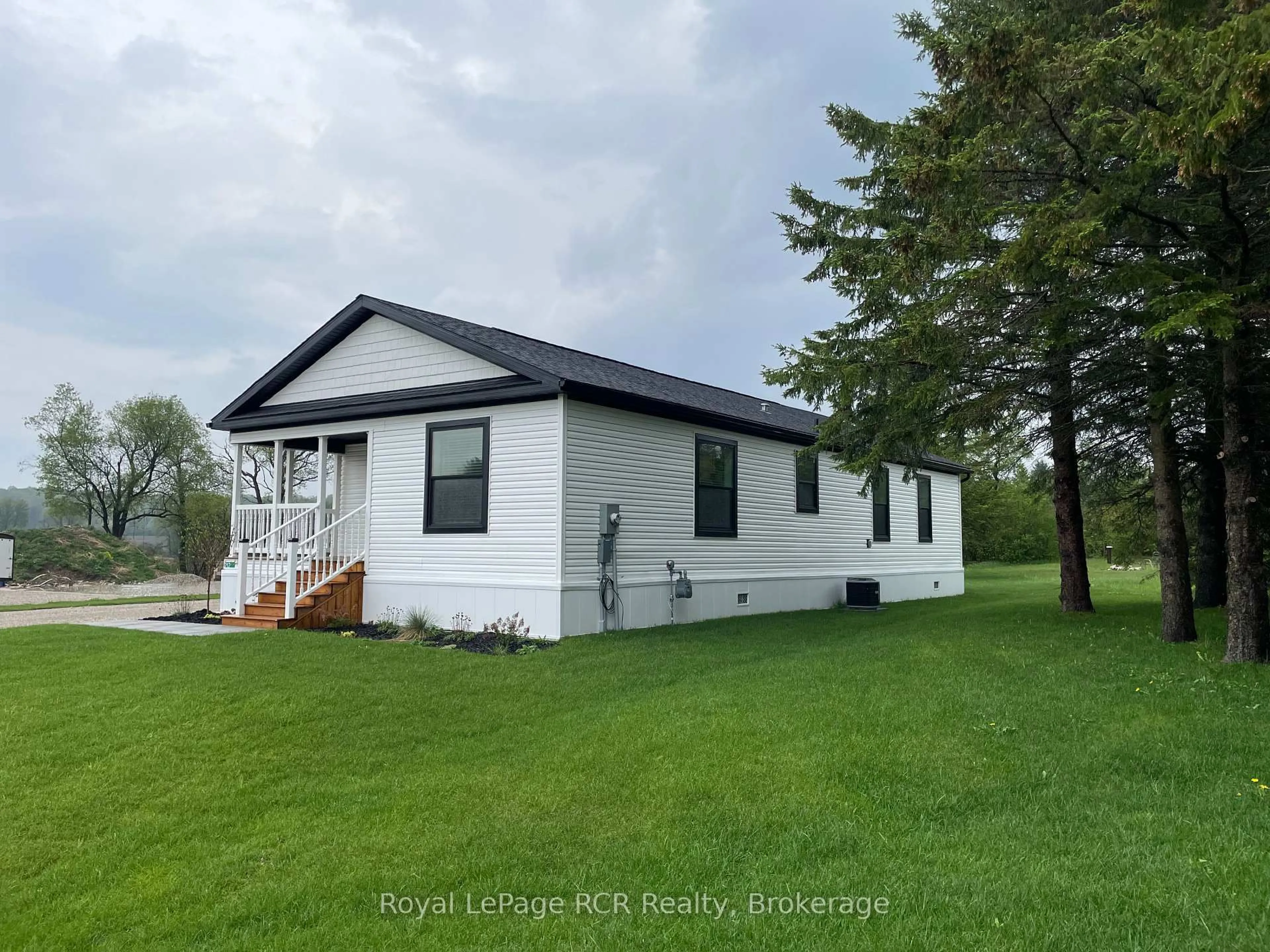 Home with vinyl exterior material, unknown for 212 Spruce Dr, West Grey Ontario N4N 3B8