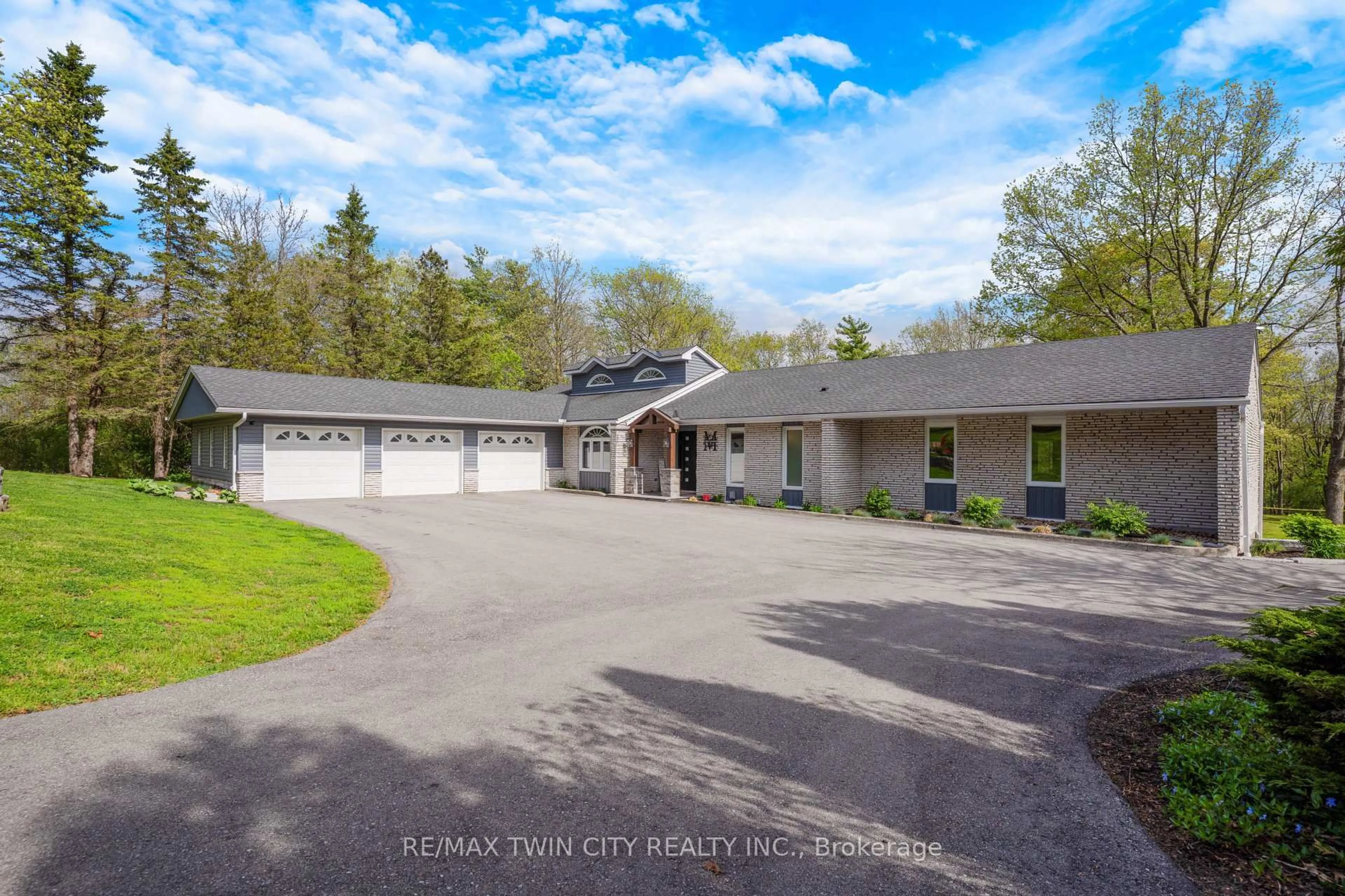 A pic from outside/outdoor area/front of a property/back of a property/a pic from drone, unknown for 1279 Maple Manor Rd, North Dumfries Ontario N1P 0A1