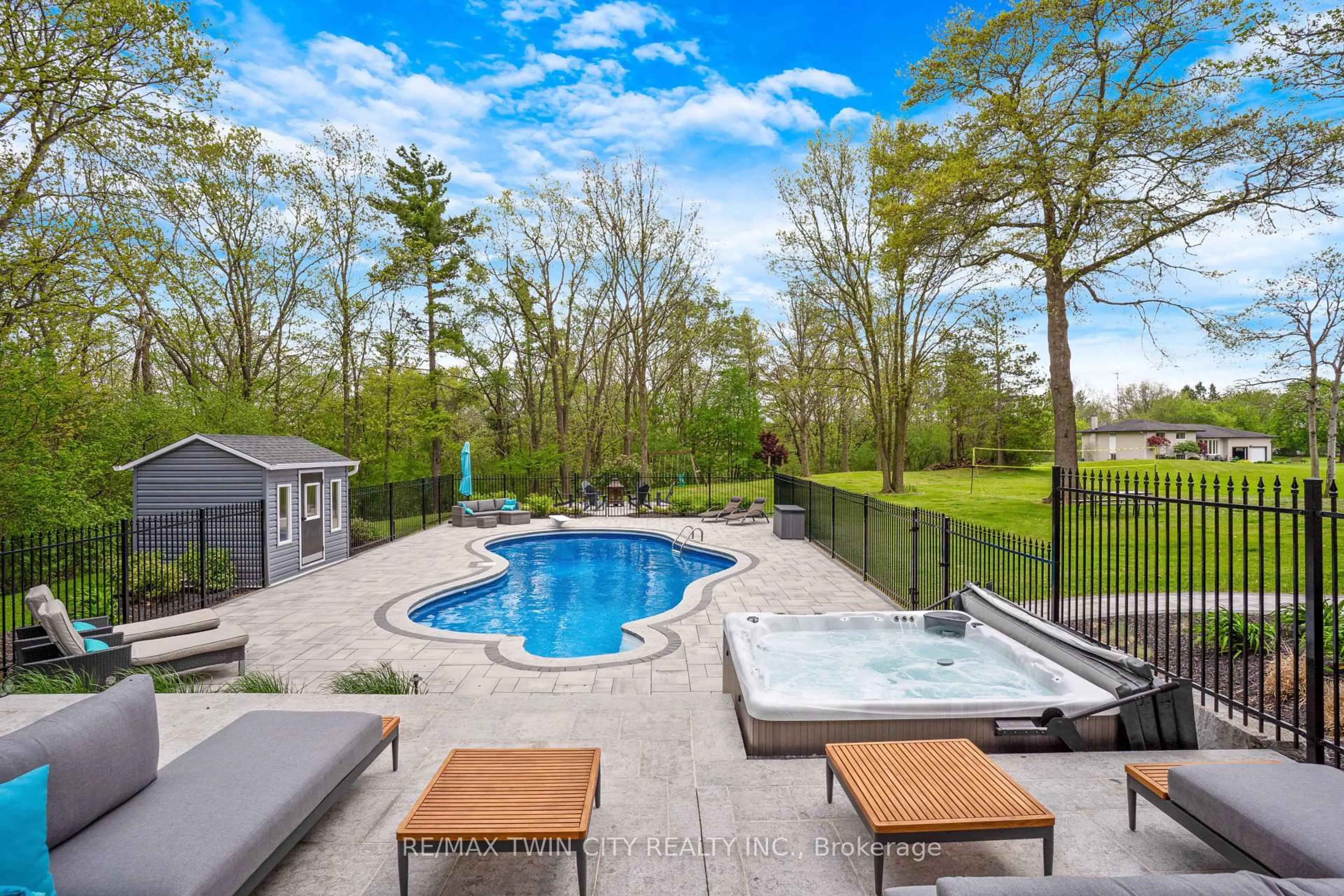 Pool for 1279 Maple Manor Rd, North Dumfries Ontario N1P 0A1