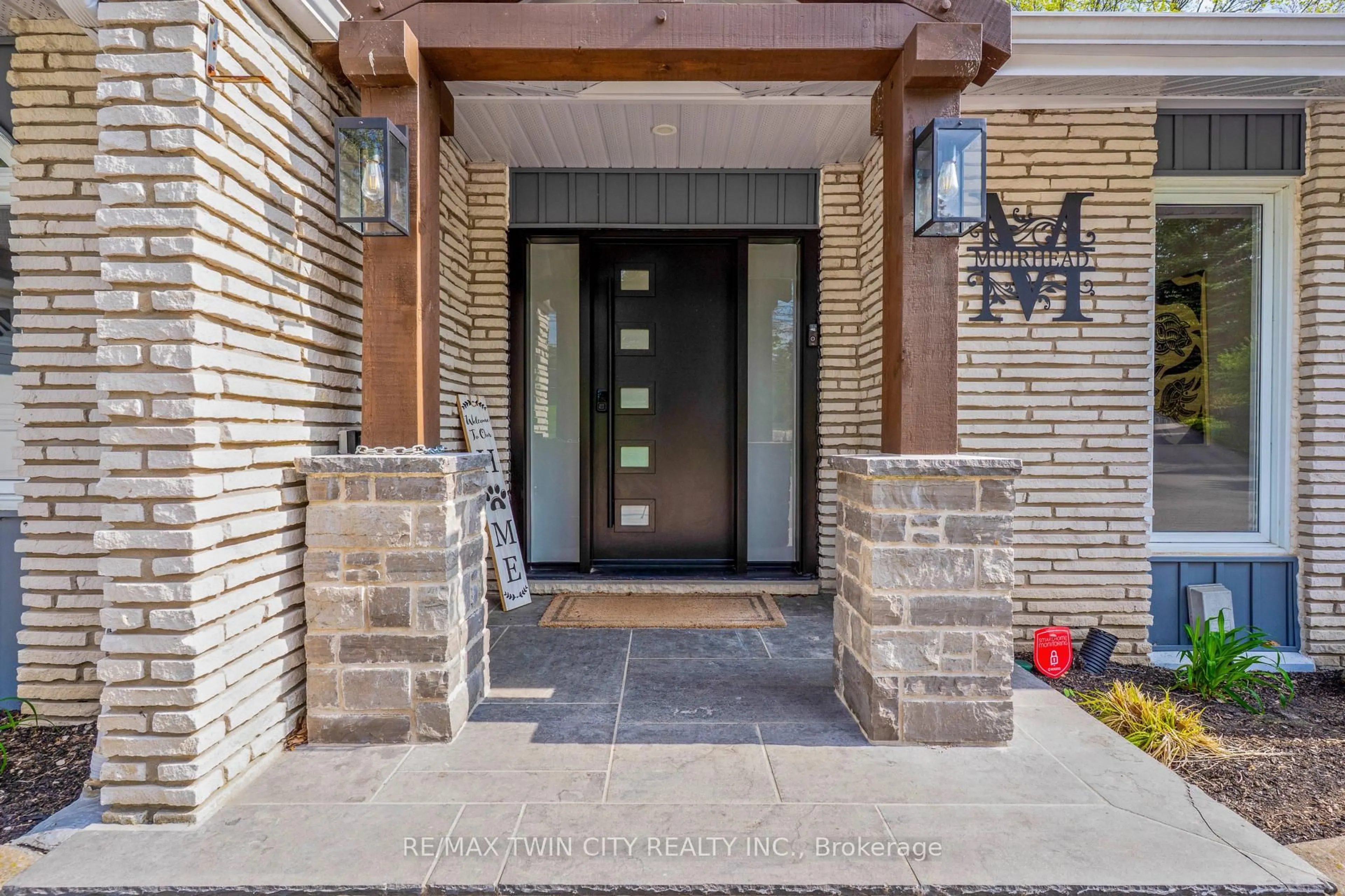 Indoor entryway for 1279 Maple Manor Rd, North Dumfries Ontario N1P 0A1