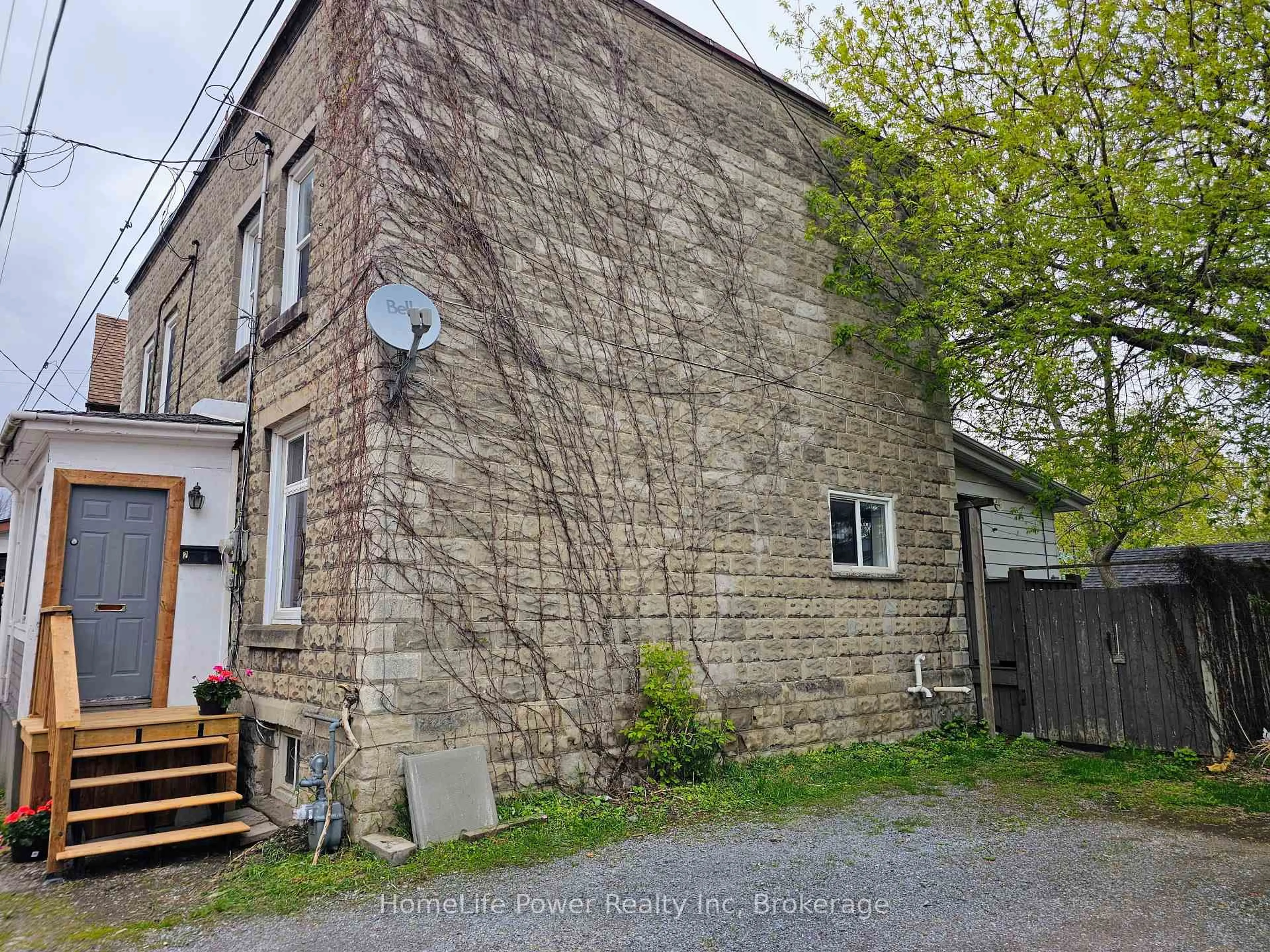 A pic from outside/outdoor area/front of a property/back of a property/a pic from drone, street for 87 Chatham St, Kingston Ontario K7K 4H1