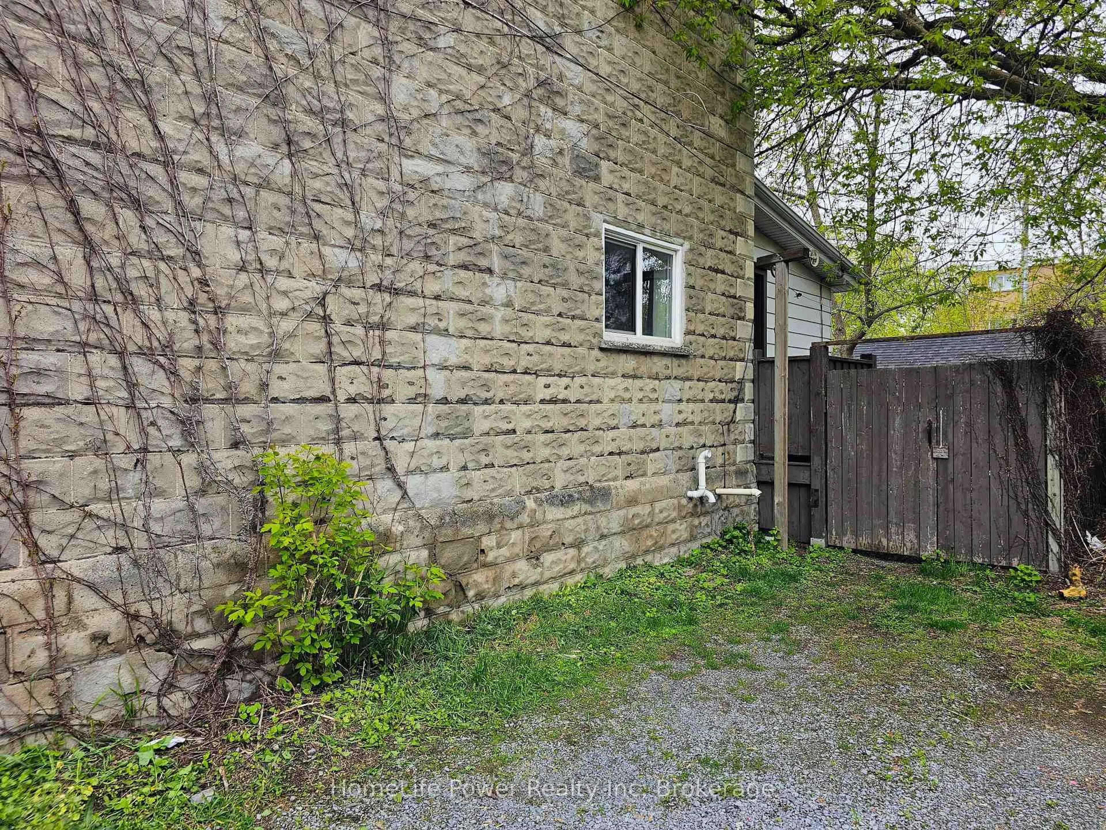 A pic from outside/outdoor area/front of a property/back of a property/a pic from drone, street for 87 Chatham St, Kingston Ontario K7K 4H1
