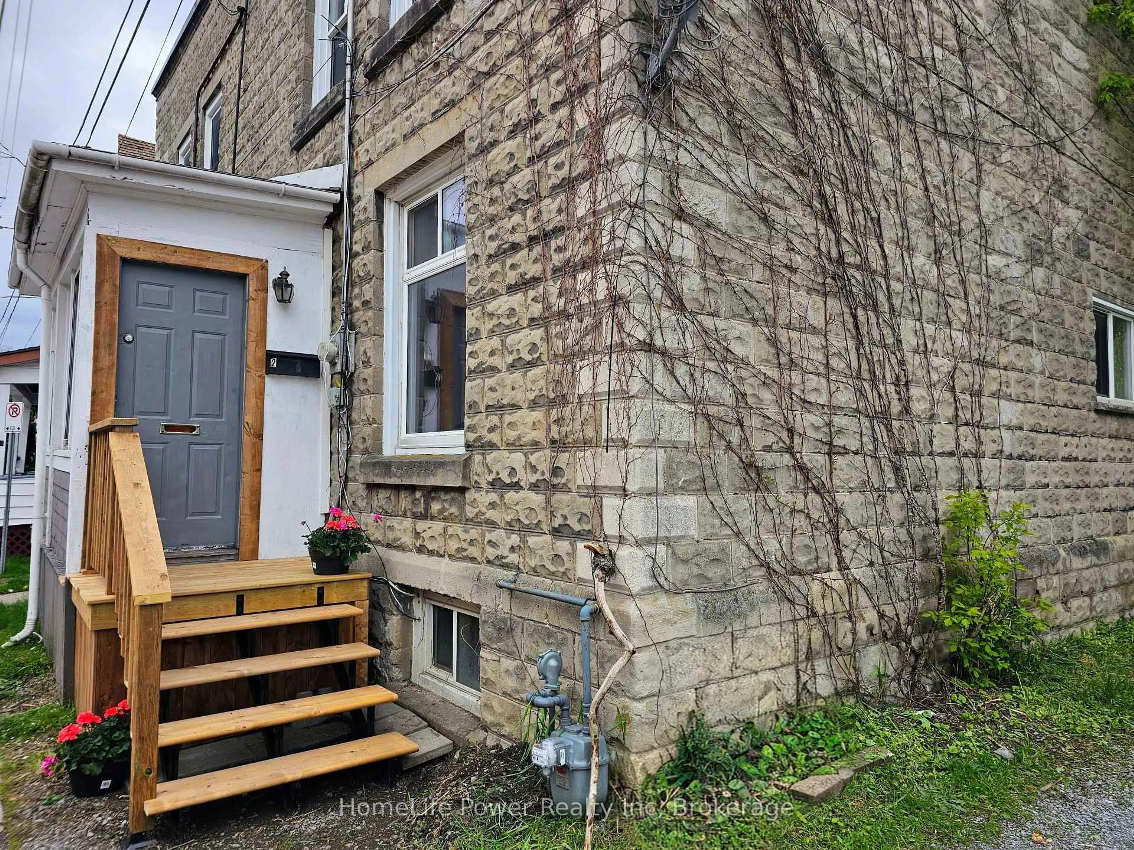 A pic from outside/outdoor area/front of a property/back of a property/a pic from drone, street for 87 Chatham St, Kingston Ontario K7K 4H1