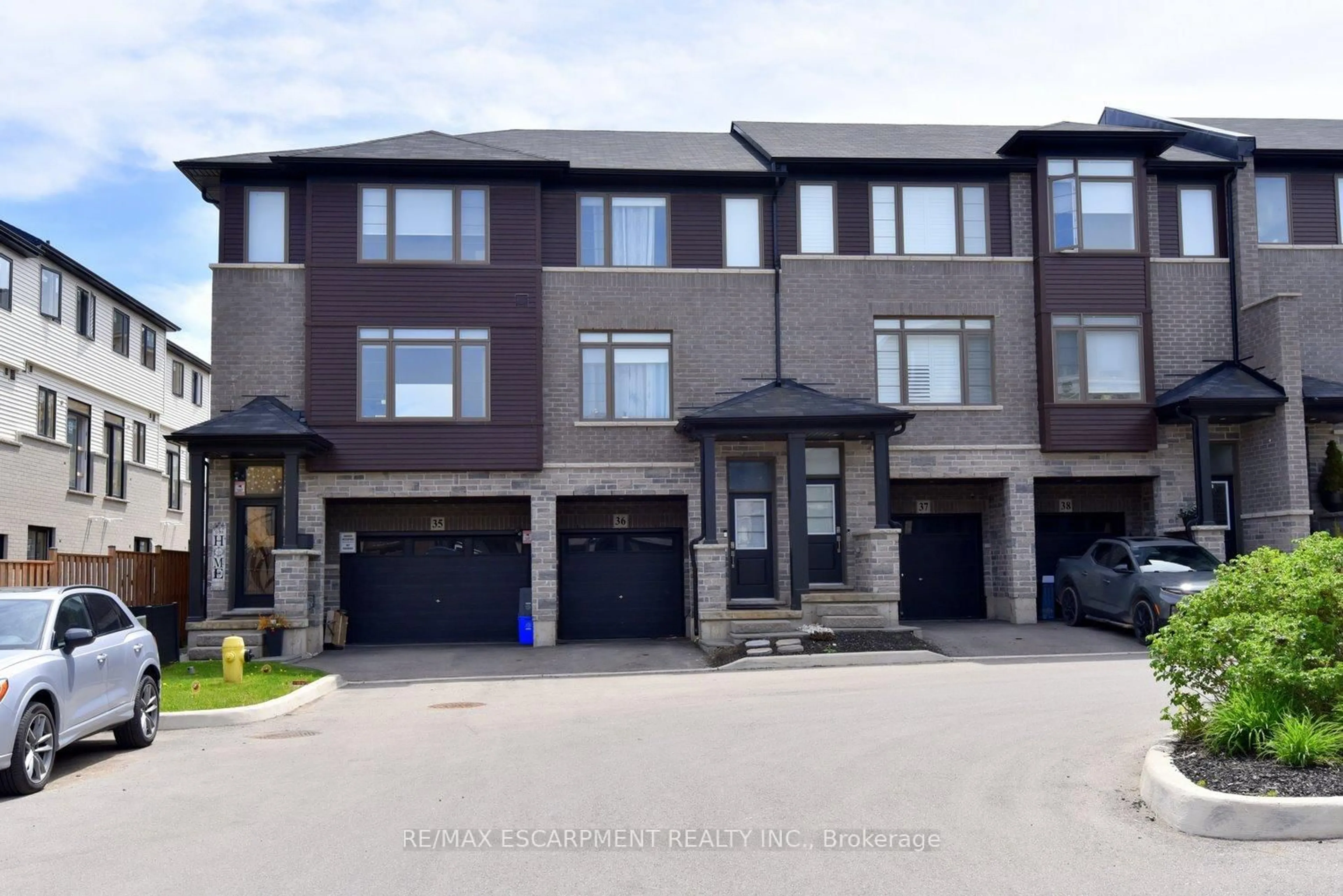 A pic from outside/outdoor area/front of a property/back of a property/a pic from drone, street for 5000 Connor Dr #36, Lincoln Ontario L3J 0T4