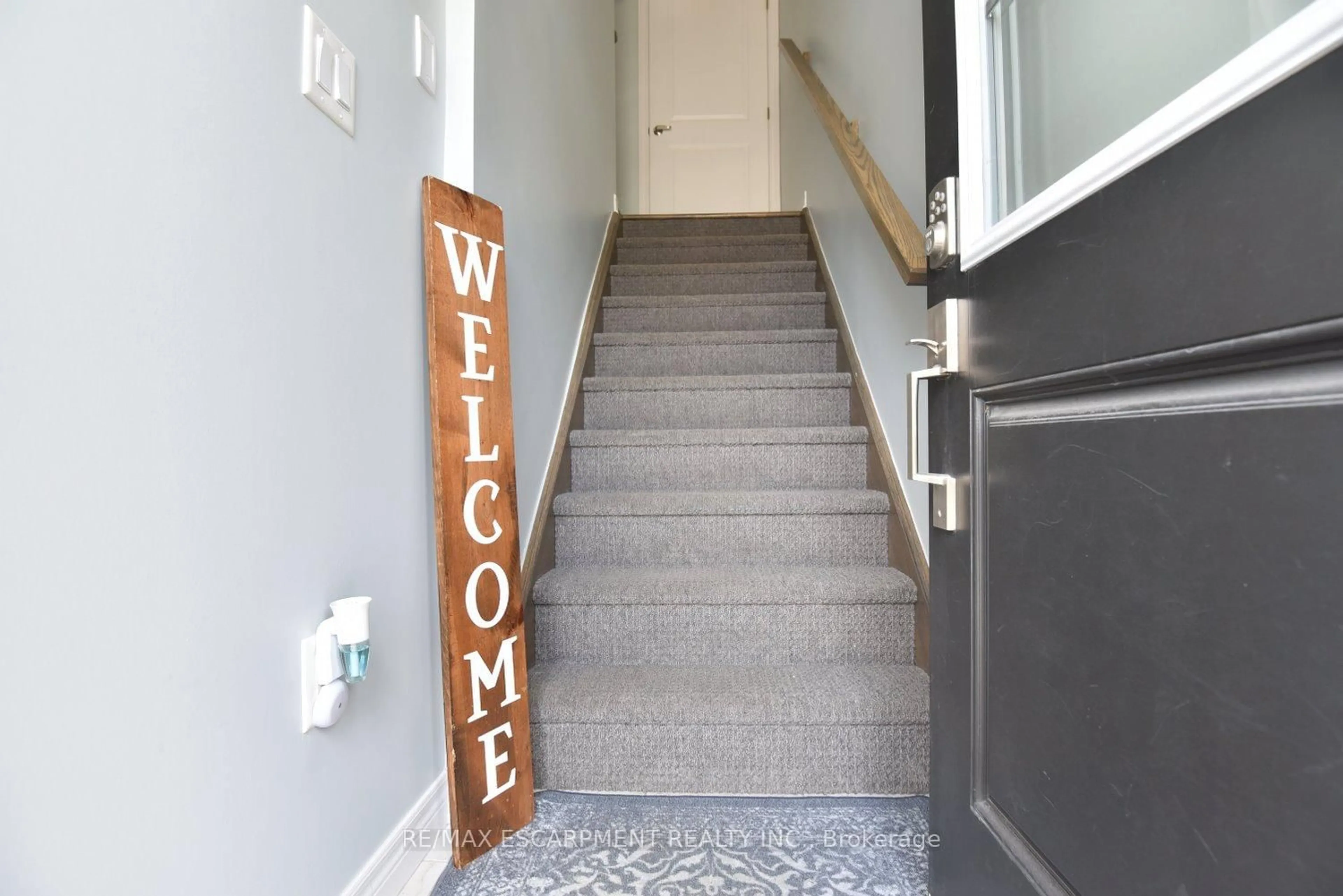 Indoor foyer for 5000 Connor Dr #36, Lincoln Ontario L3J 0T4