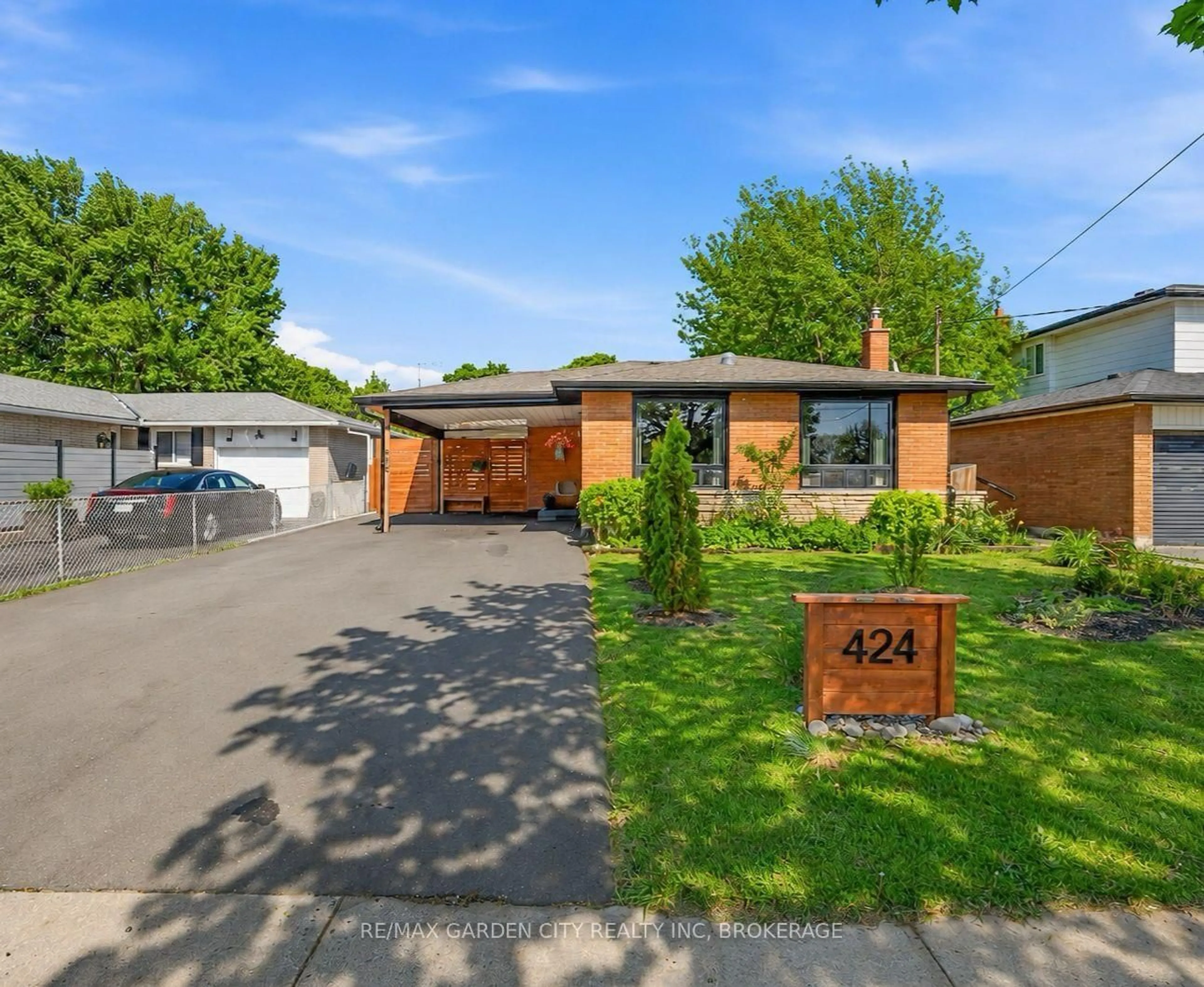 Home with brick exterior material, street for 424 Vine St, St. Catharines Ontario L2M 3S7