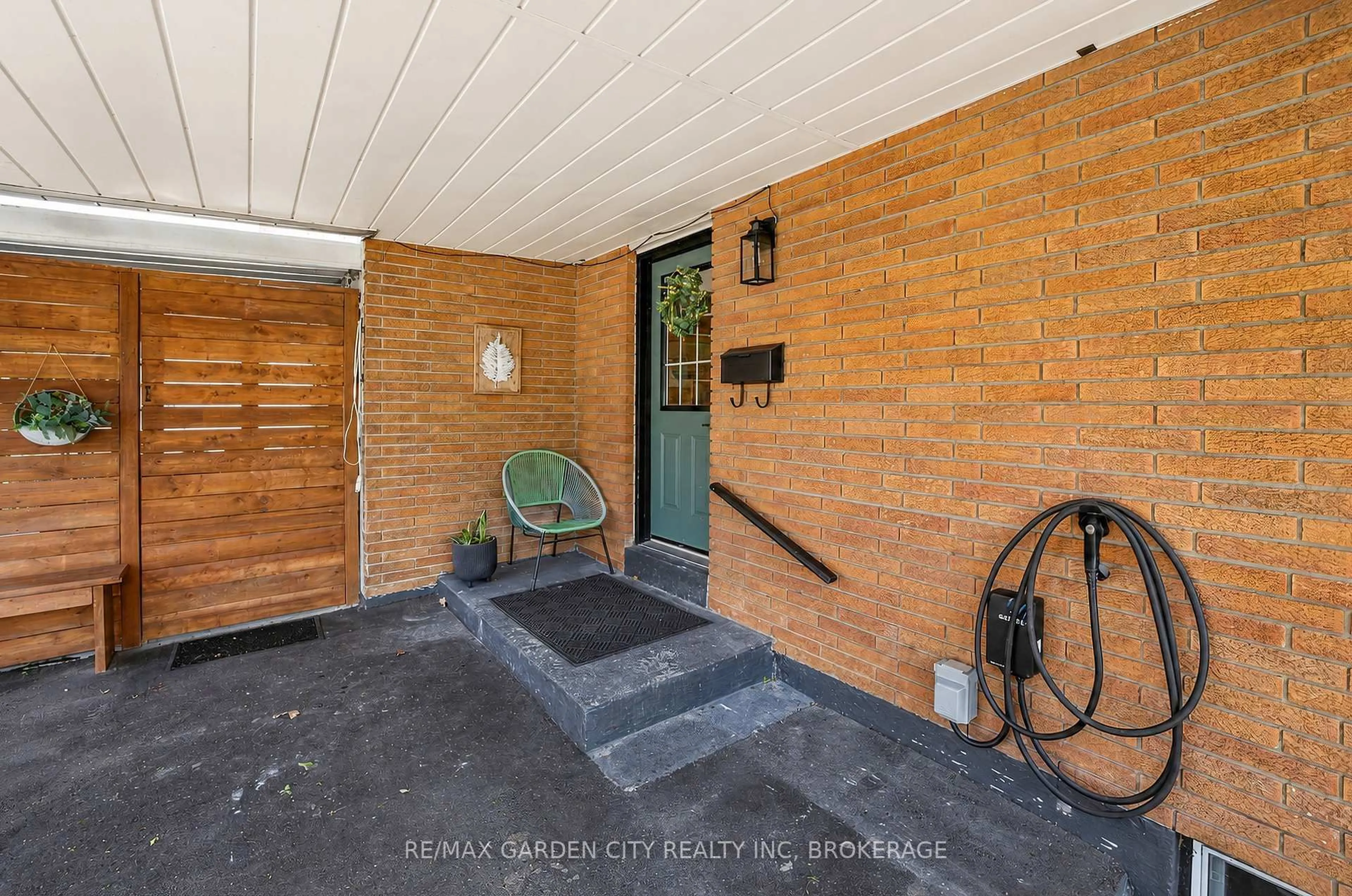 Unknown for 424 Vine St, St. Catharines Ontario L2M 3S7