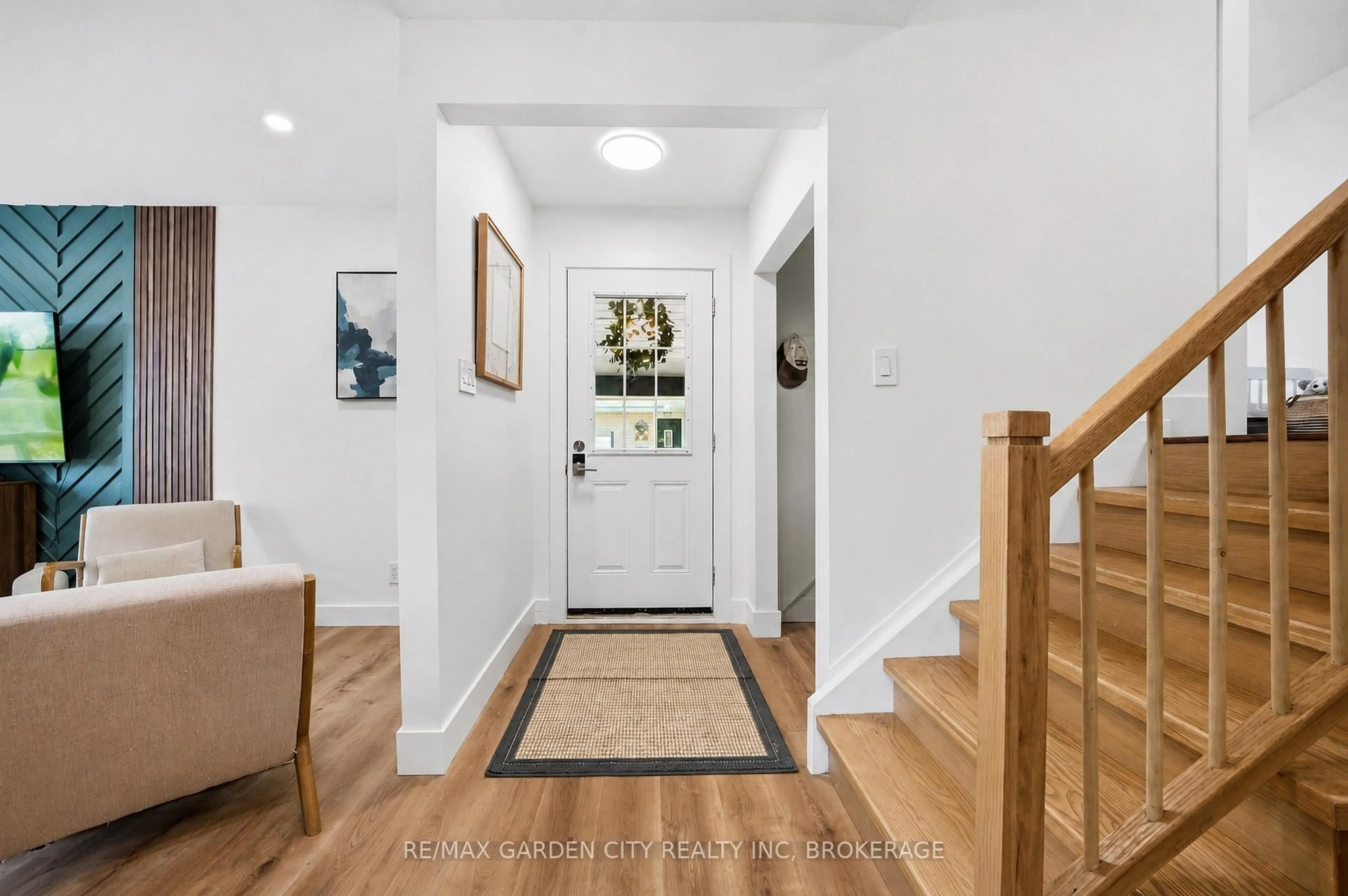 Indoor entryway for 424 Vine St, St. Catharines Ontario L2M 3S7