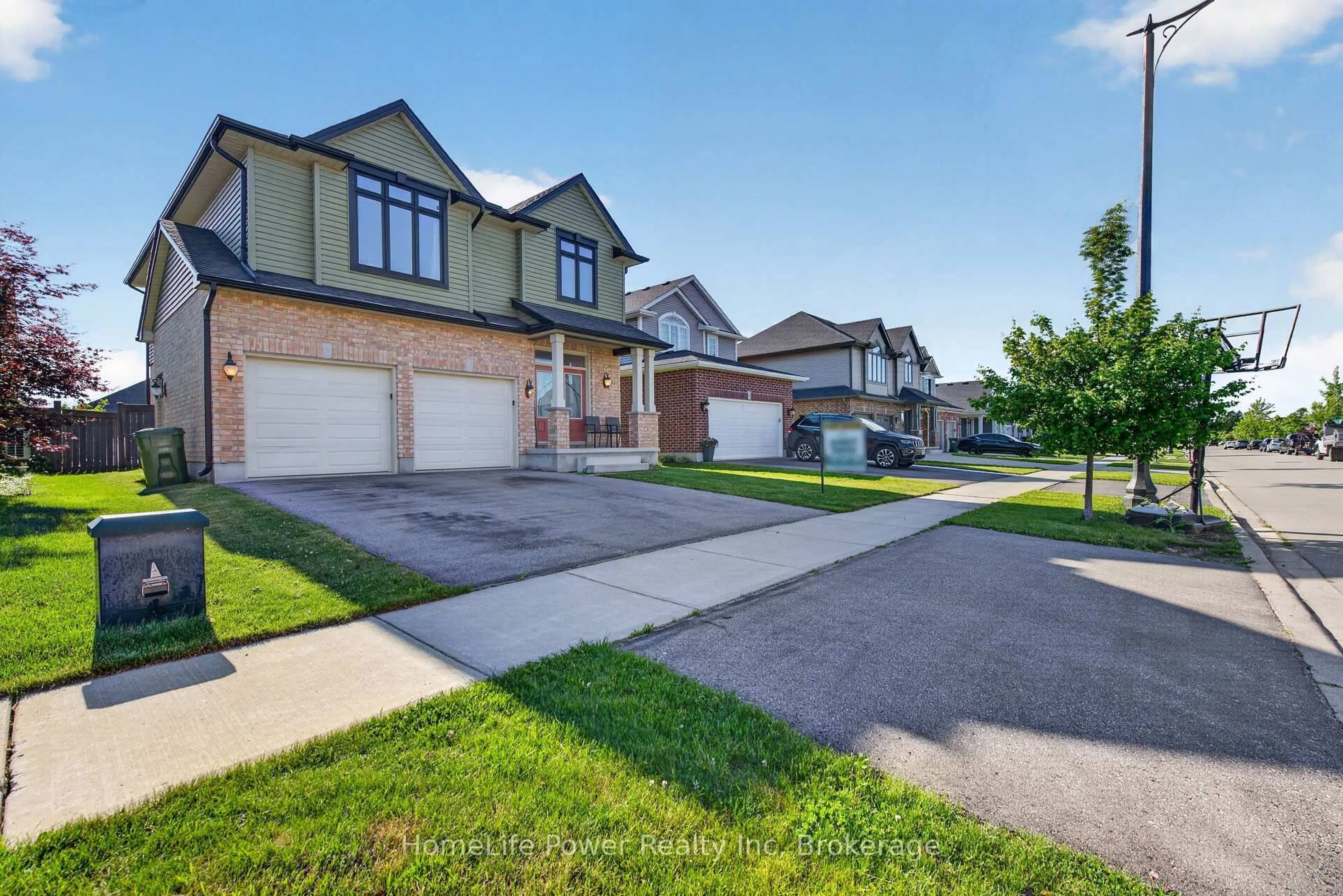 A pic from outside/outdoor area/front of a property/back of a property/a pic from drone, street for 32 Ashberry Pl, St. Thomas Ontario N5R 0H7