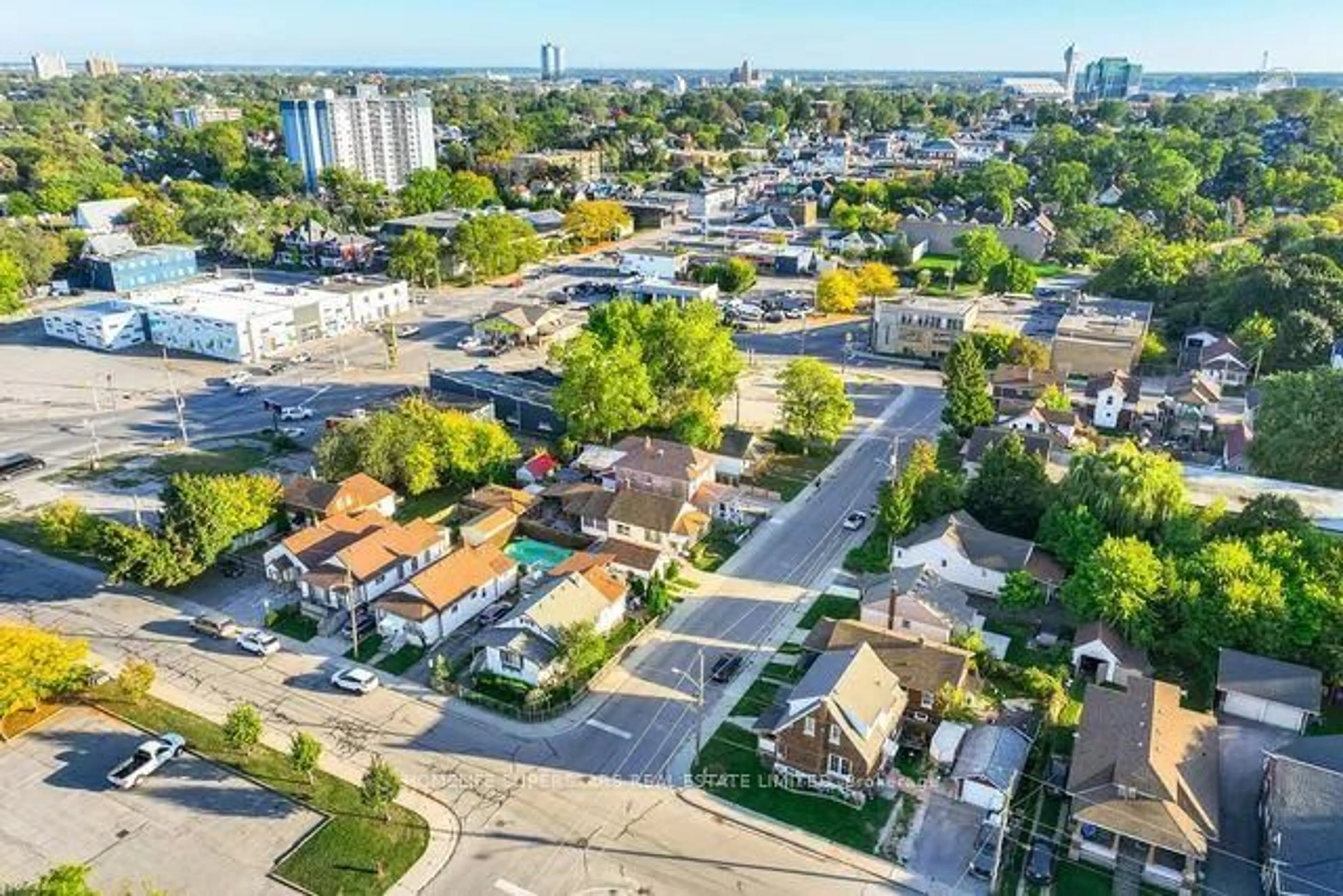 A pic from outside/outdoor area/front of a property/back of a property/a pic from drone, street for 4754 First Ave, Niagara Falls Ontario L2E 4G7