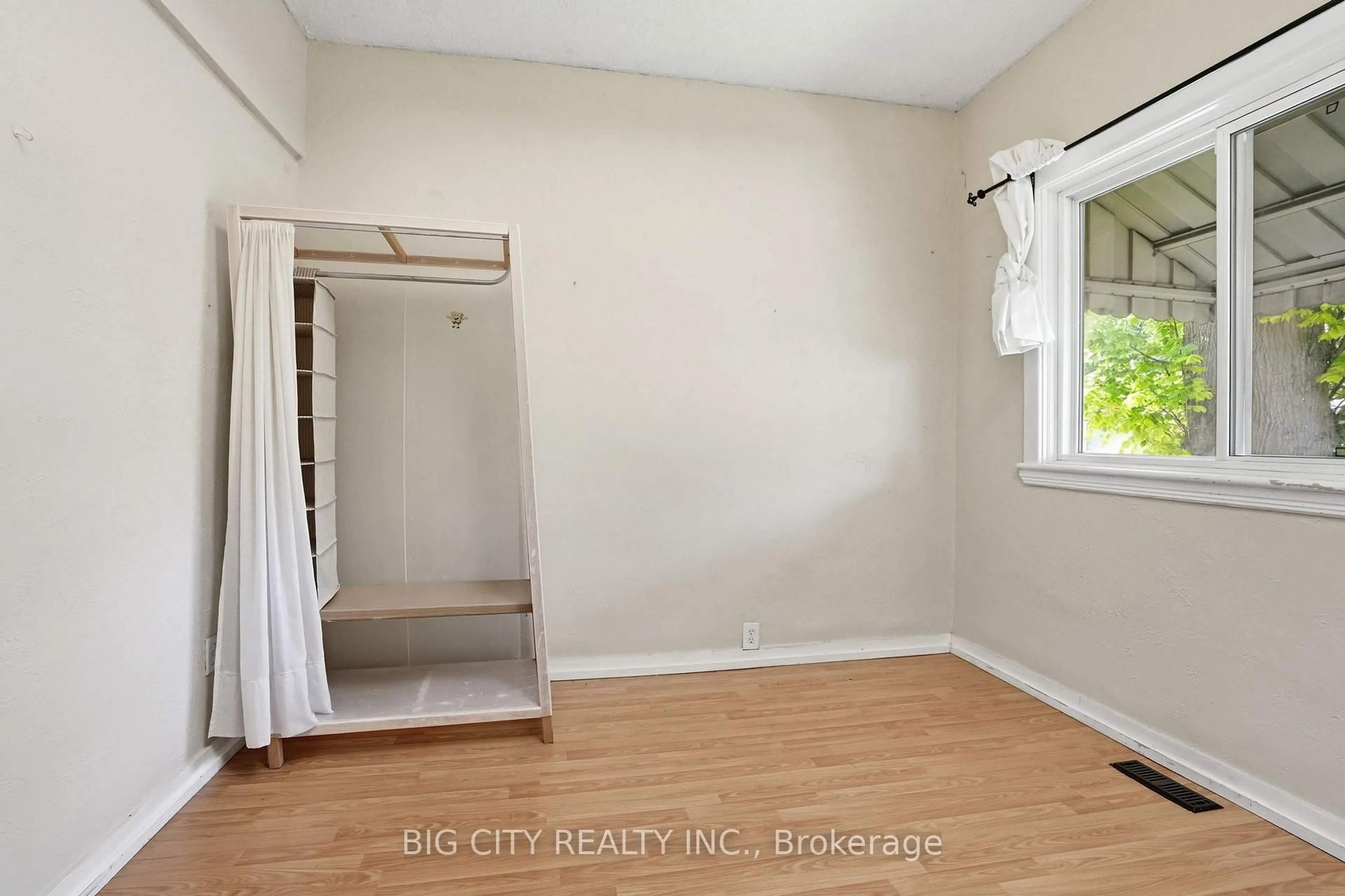A pic of a room for 56 Holmes Ave, Hamilton Ontario L8S 2K6