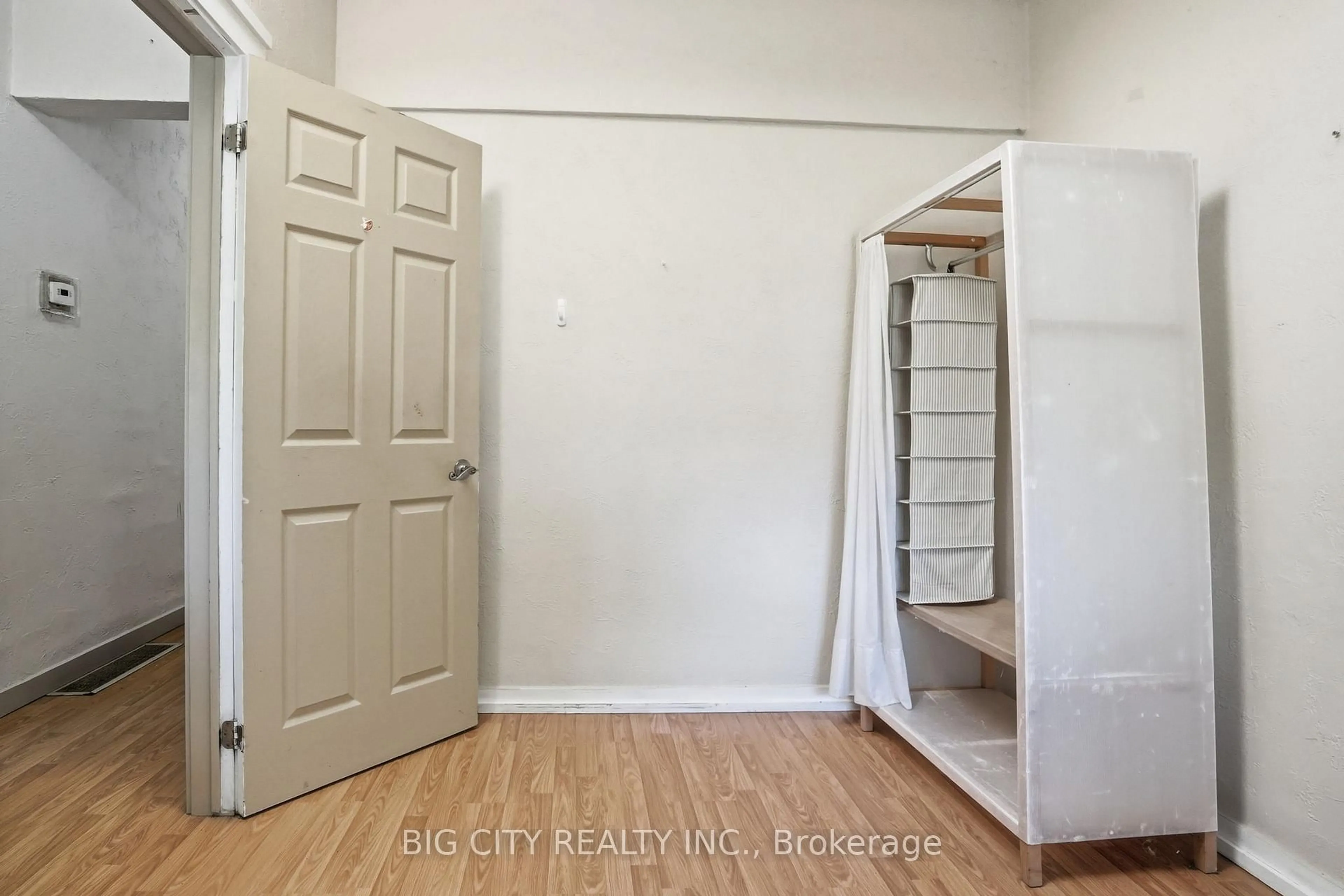 A pic of a room for 56 Holmes Ave, Hamilton Ontario L8S 2K6