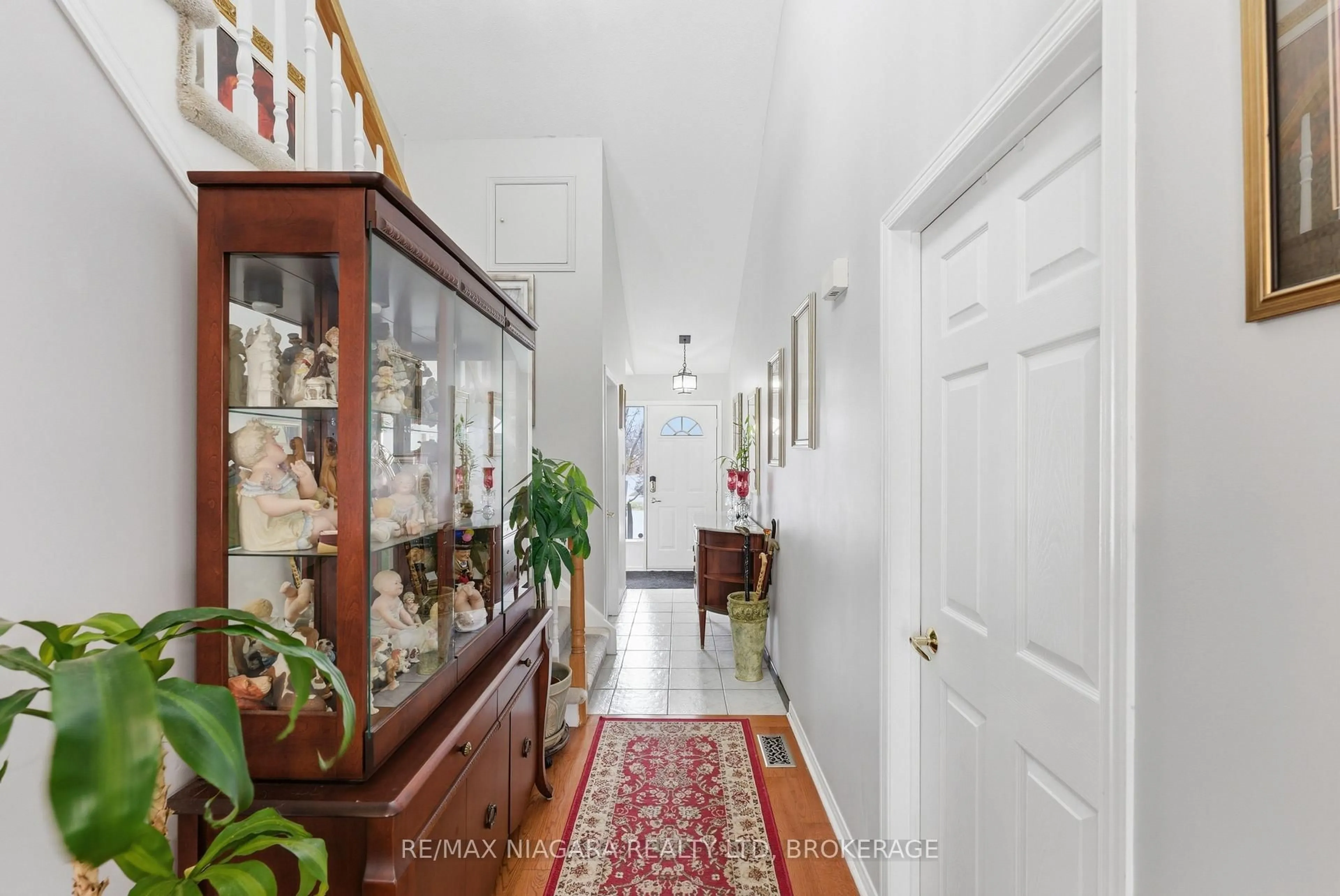 Indoor foyer for 53 BUNTING Rd #3, St. Catharines Ontario L2P 3Y6