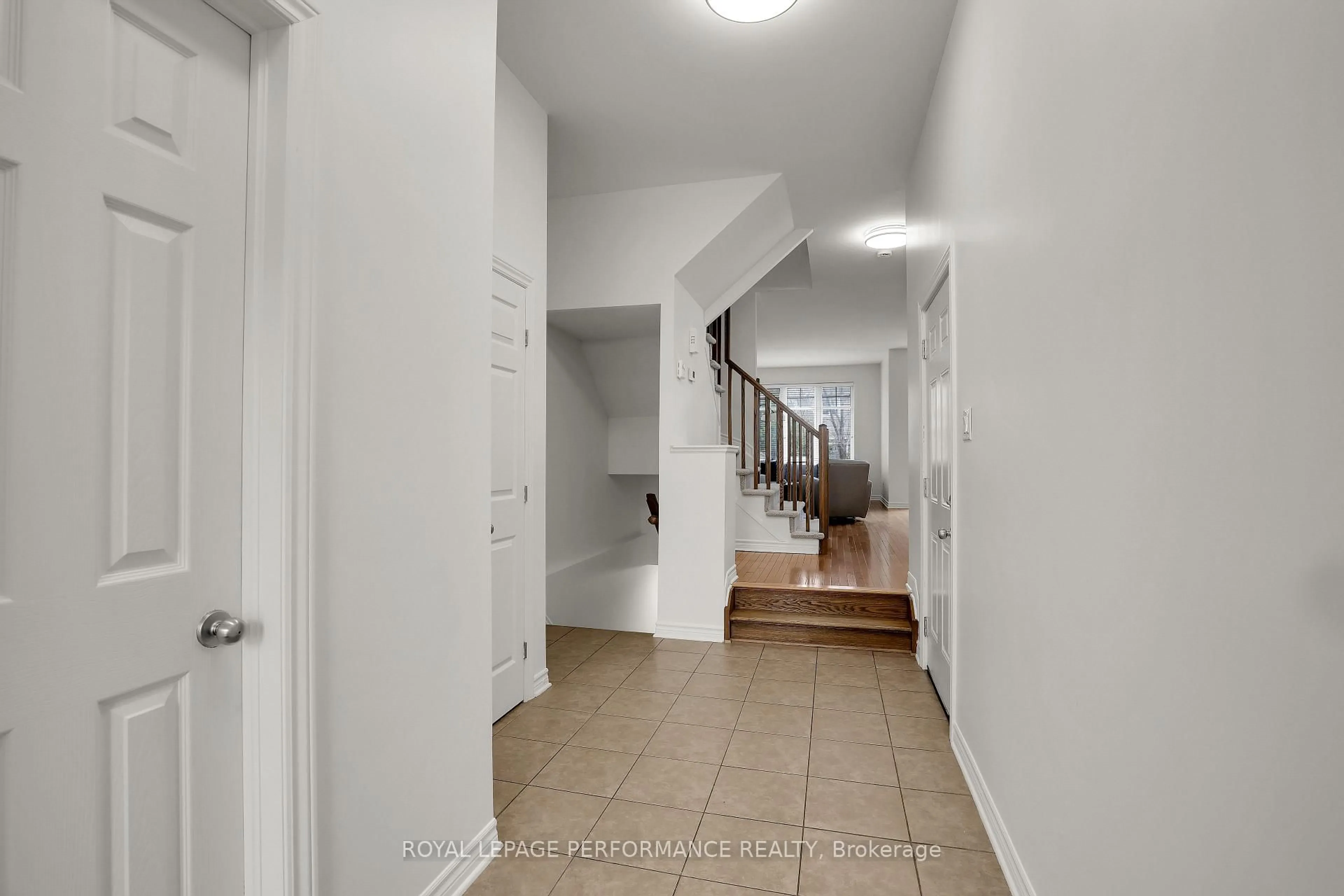 Indoor foyer for 181 Bradwell Way, Ottawa Ontario K1T 4J4