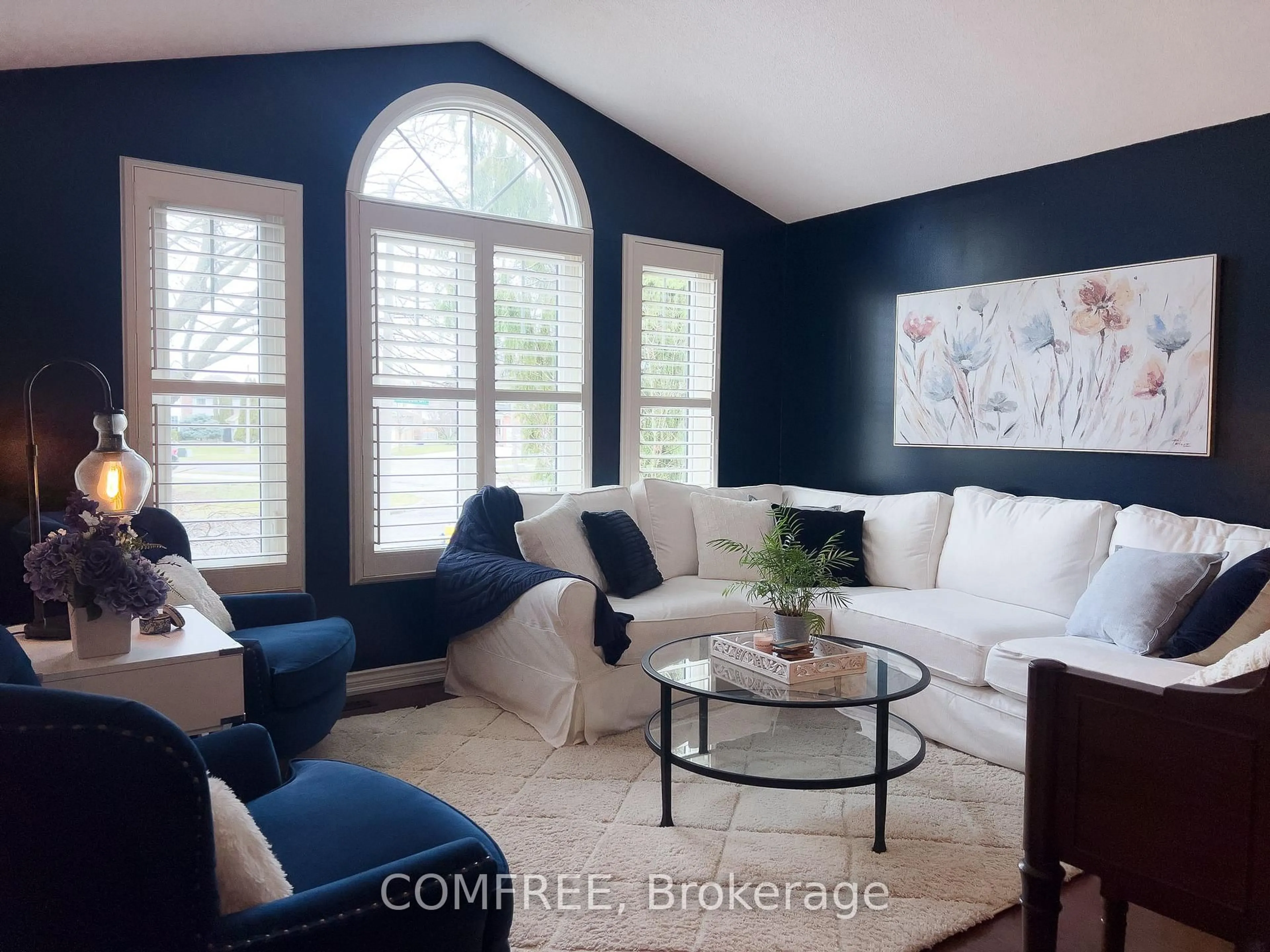 Living room with furniture, unknown for 10 Endicott Dr, St. Catharines Ontario L2S 3R6