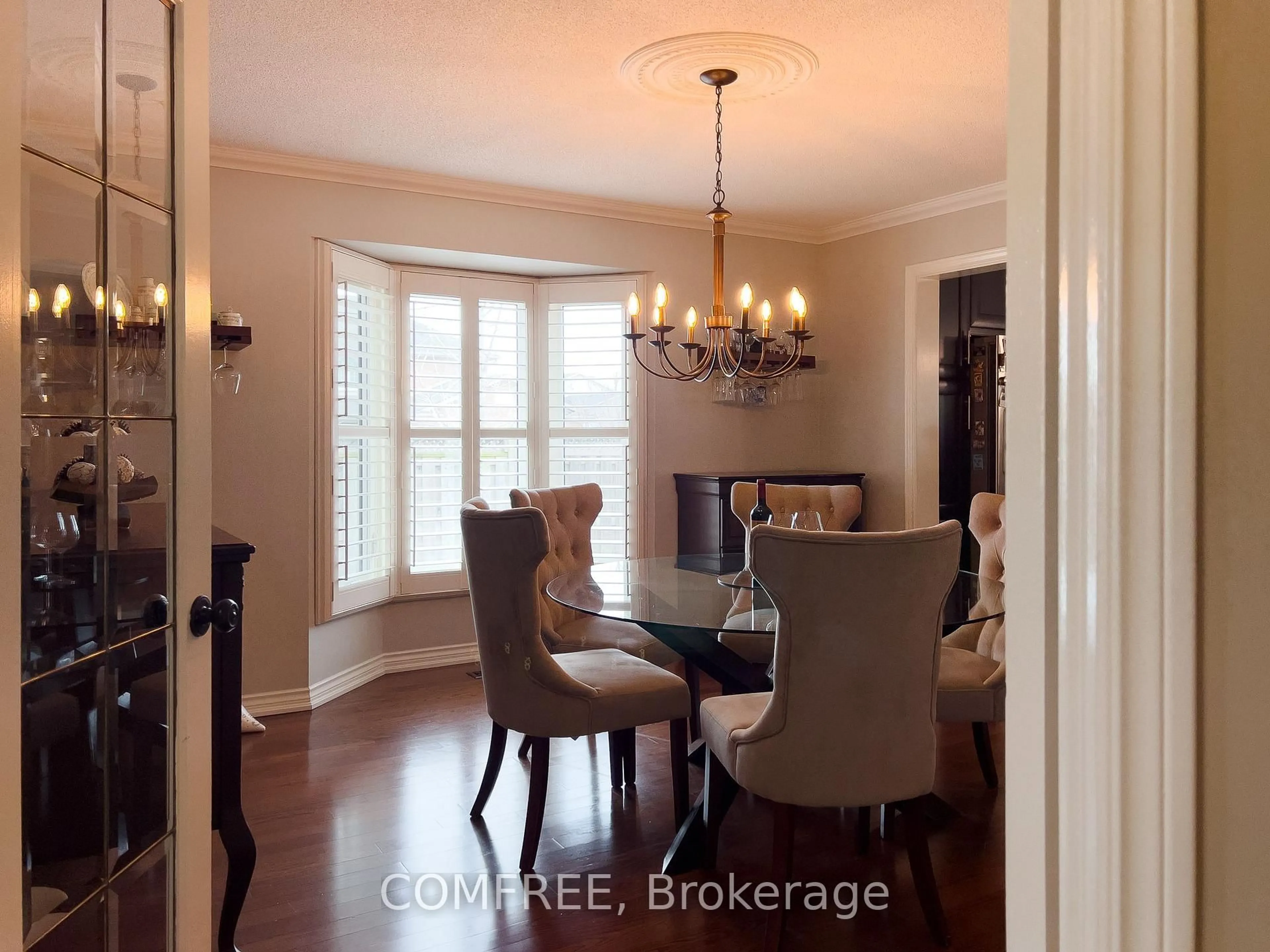 Dining room, wood/laminate floor for 10 Endicott Dr, St. Catharines Ontario L2S 3R6