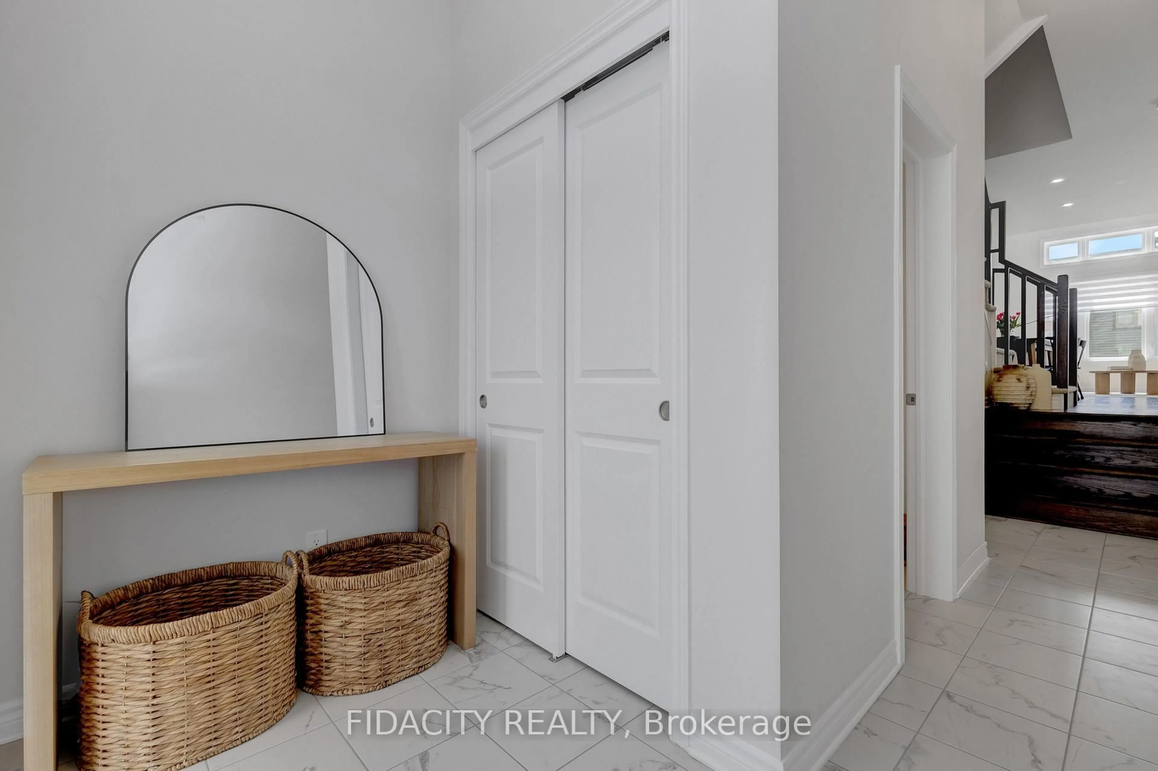 Indoor entryway for 1005 Kijik Cres, Ottawa Ontario K1X 0G9