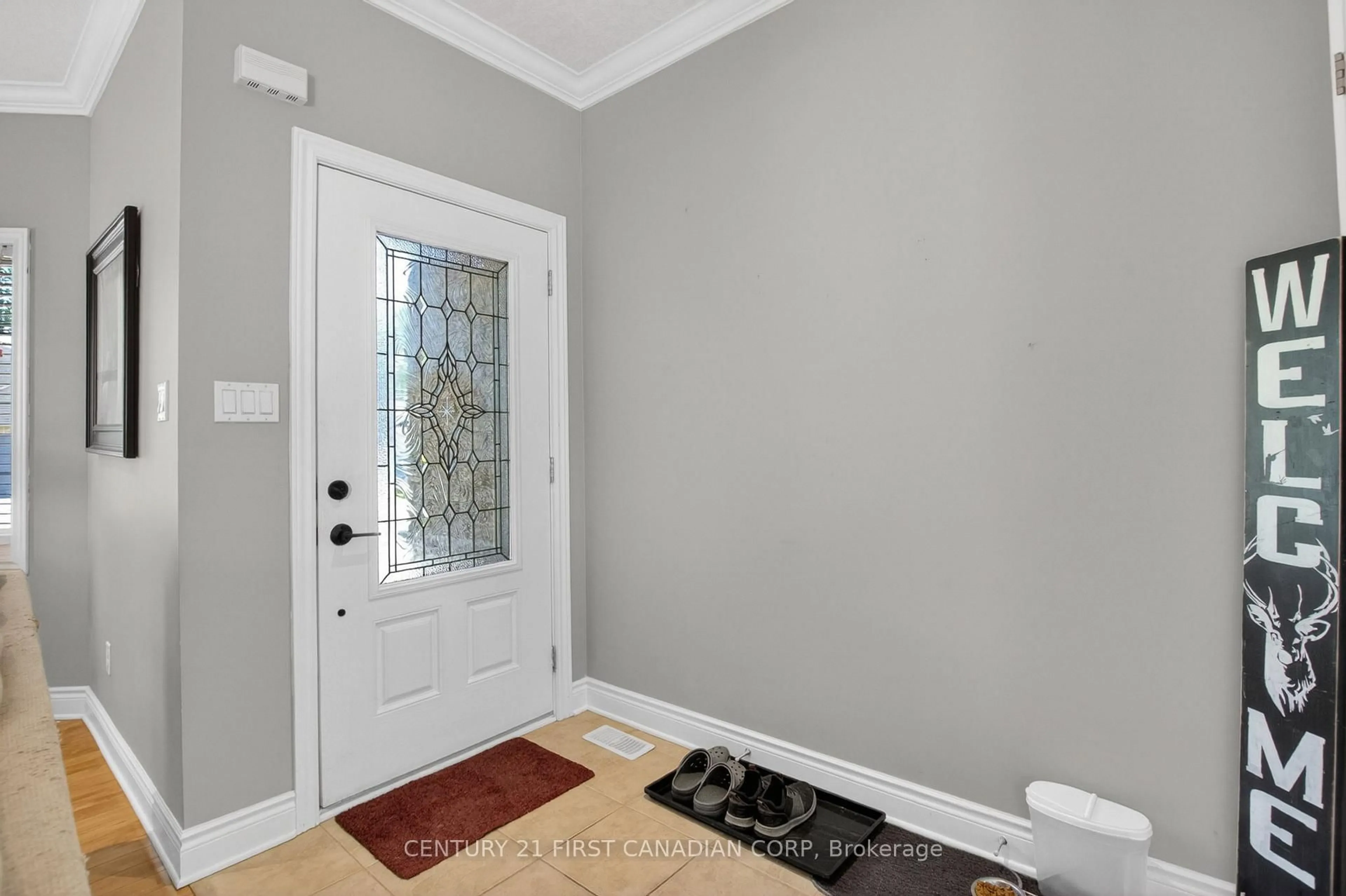 Indoor entryway for 110 Watson St, Lucan Biddulph Ontario N0M 2J0